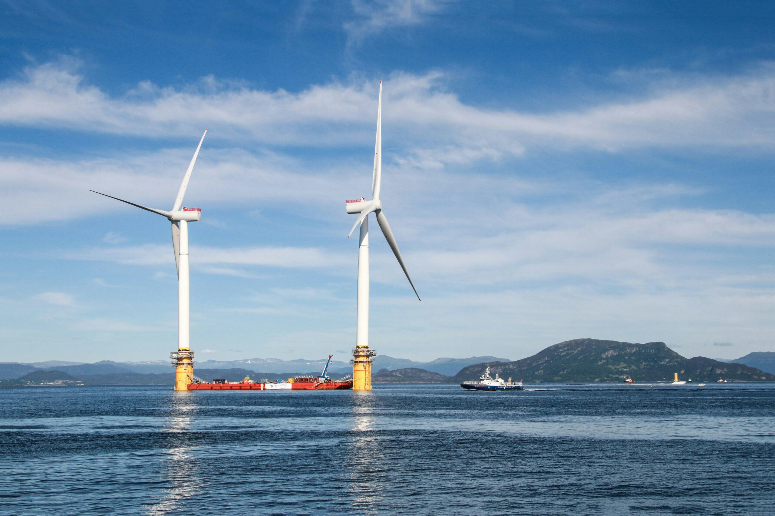 Opbouw van de drijvende turbines voor Hywind bij Schotland. Foto: Shutterstock. 