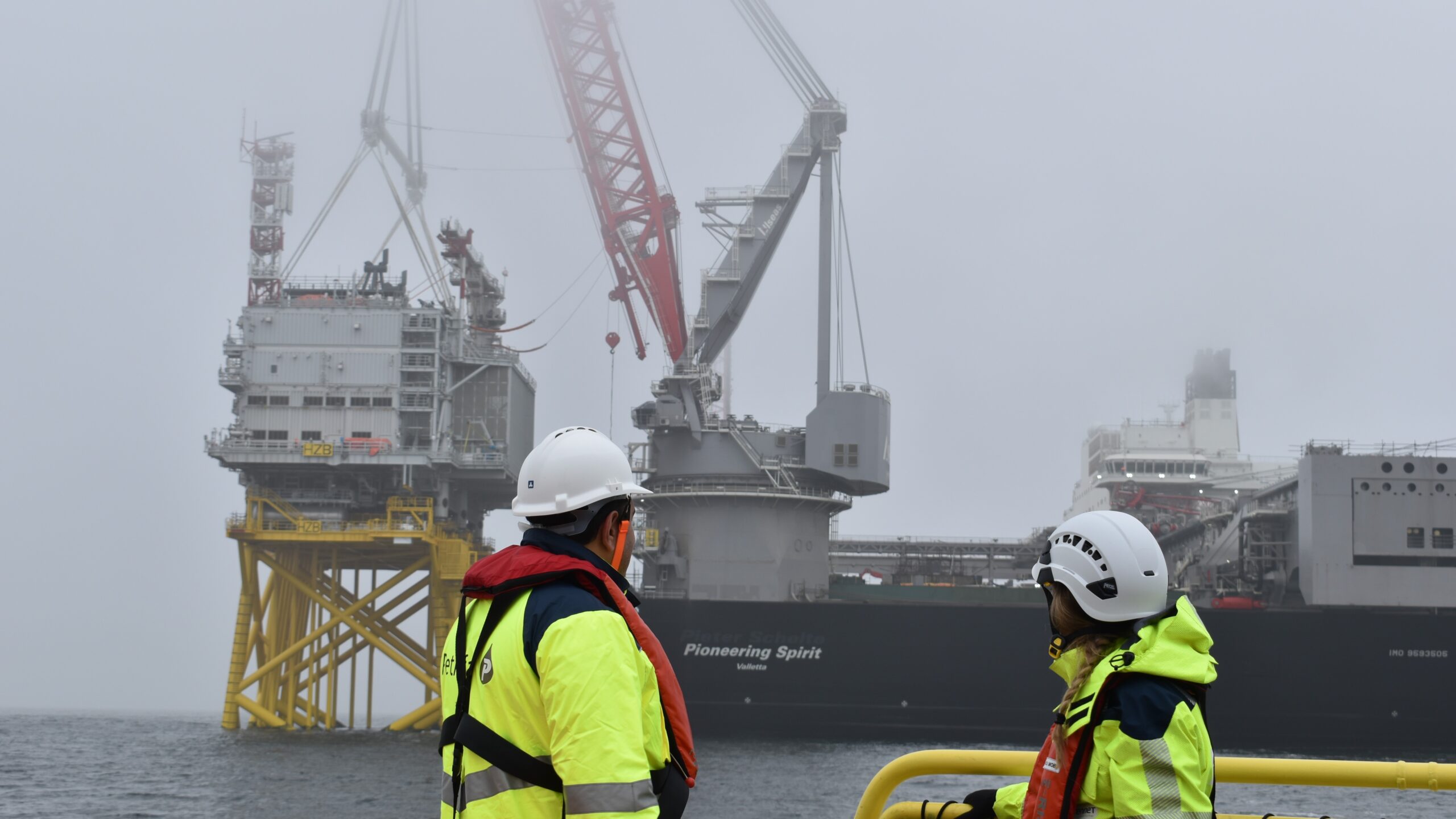 De plaatsing van de topside op platform Beta Hollandse Kust Zuid. Foto: TenneT