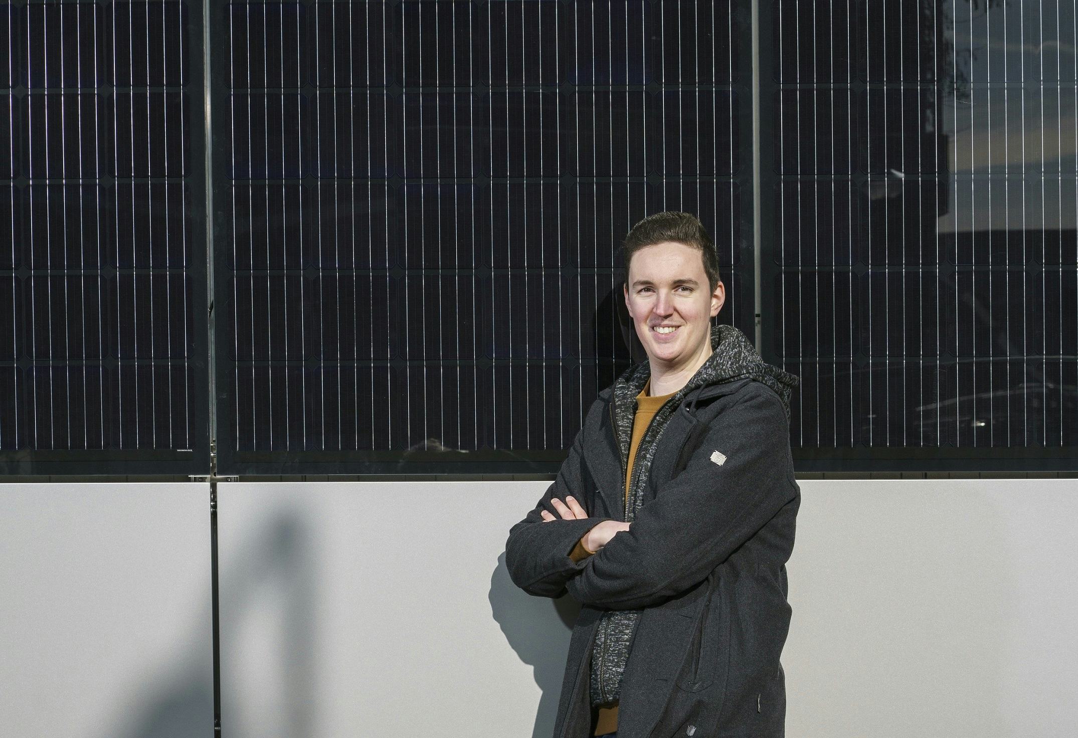 Stagiair Maurice onderzoekt zonnepanelen van de toekomst