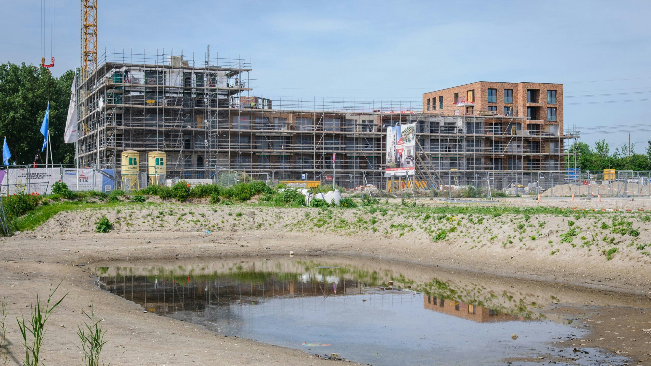 Fase 1 van Oostzijderpark is volop in aanbouw. De vraag is wat er met de rest van het project gaat gebeuren. Gaat stikstof roet in het eten gooien? Foto: Ronald Bakker