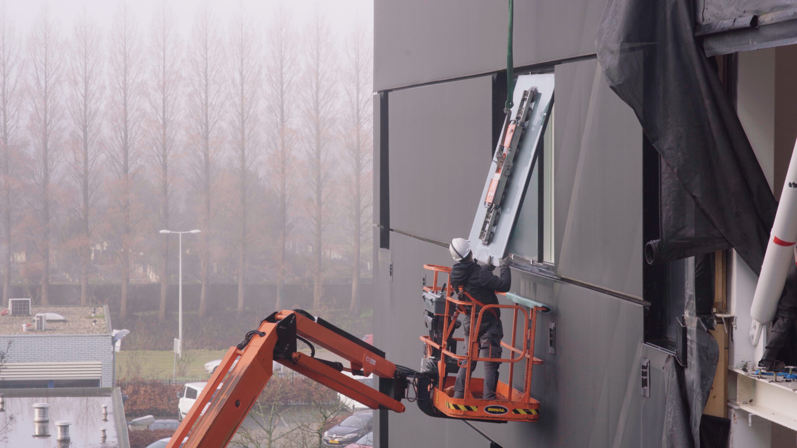 Momenteel kost het vaak meer geld dan het oplevert om gebouwen voorzichtig uit elkaar te halen en het bouw- en sloopafval te scheiden en te hergebruiken. Lagemaat werkt hier aan de circulaire sloop van de tijdelijke rechtbank in Amsterdam. Foto: Nordy Visser / Lagemaat