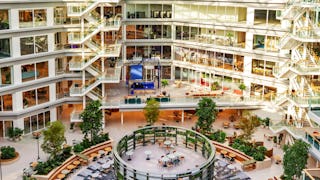 De reusachtige glazen koepel van Edge Amsterdam West is een van de grootste van Europa