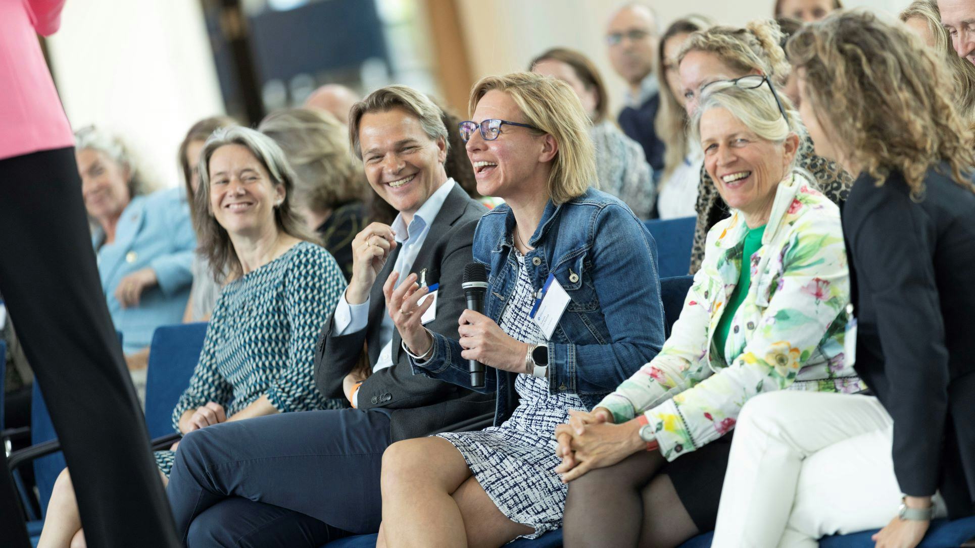 Fries Heinis van Bouwend Nederland wordt tijdens de Cobouw Diversity Summit omringd door louter vrouwen. Foto: APA/Sjef Prins