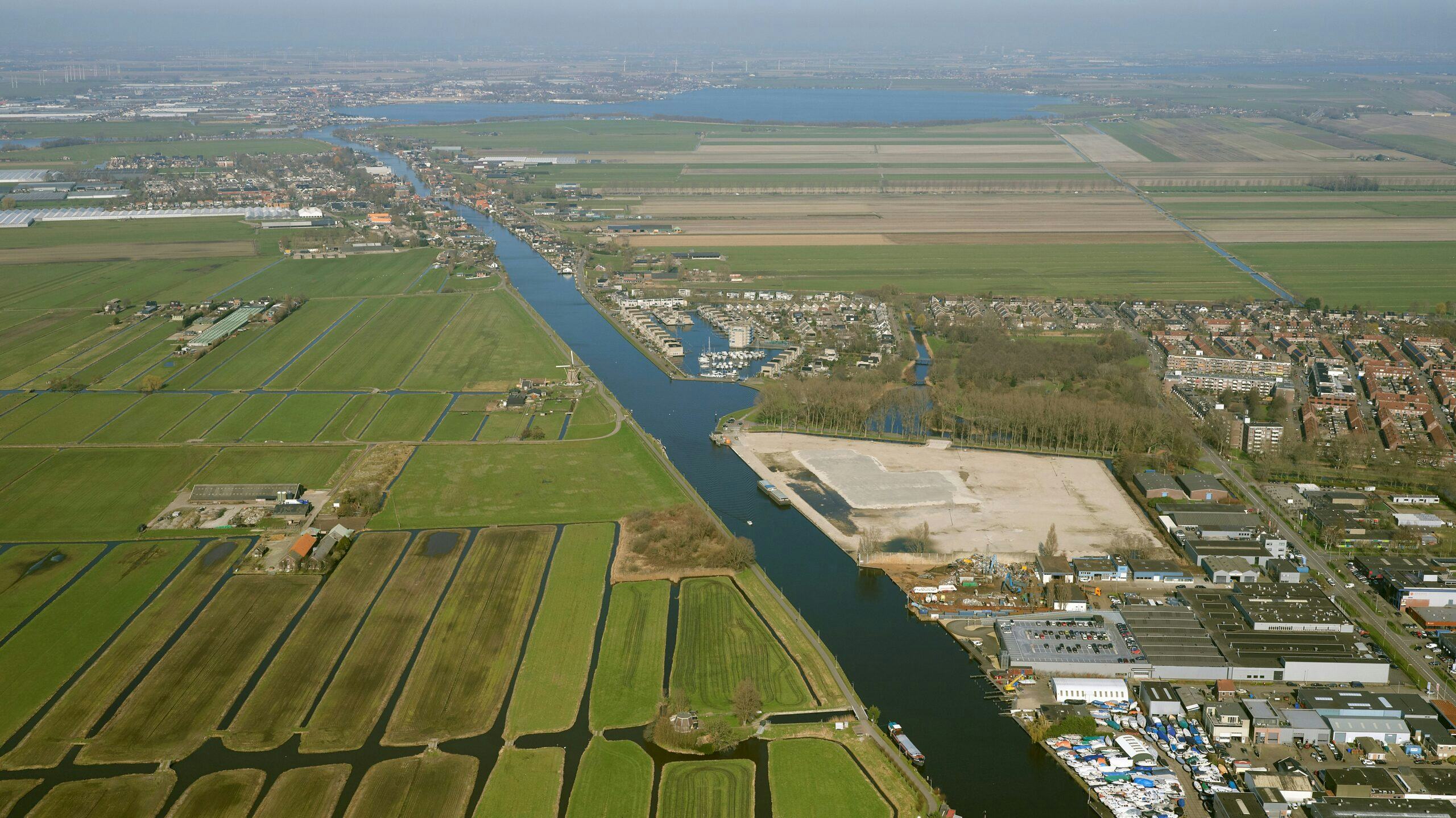 In de polder Gnephoek bij Alphen aan den Rijn hebben ontwikkelaars en investeerders al jaren landbouwgrond in handen met de verwachting dit te kunnen ontwikkelen voor woningbouw. Foto: ANP 