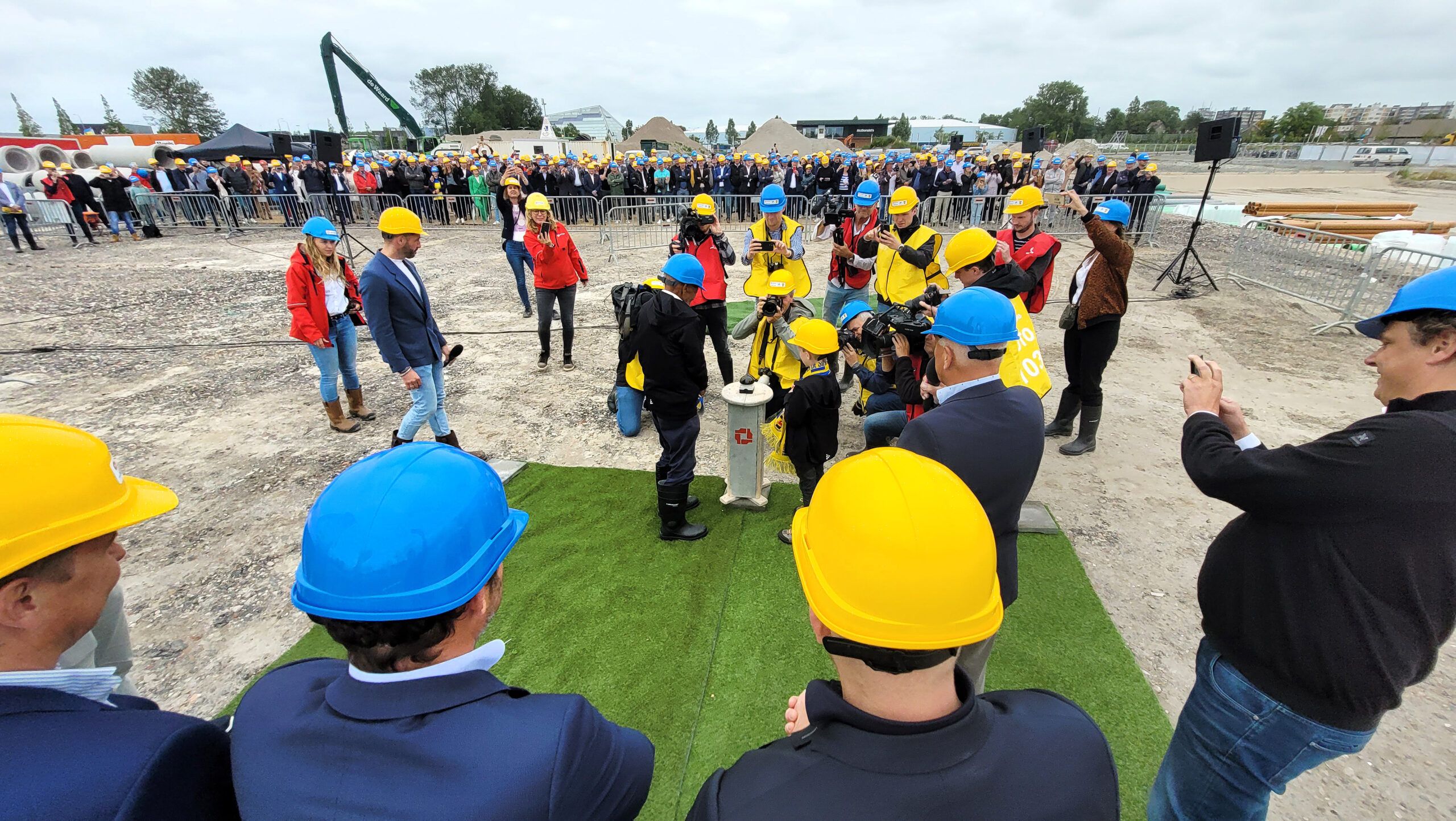 De jongste en oudste seizoenkaarthouder van Cambuur gaven het startsein voor het heien van de eerste paal.  Foto: Alex J. de Haan
