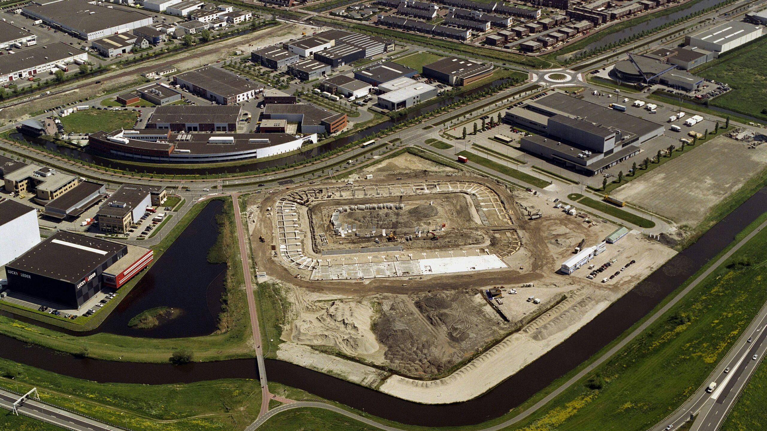 De bouw van het ADO Den Haag stadion lag in 2005 stil door de fijnstofcrisis. Foto: ANP / Your Captain Luchtfotografie 