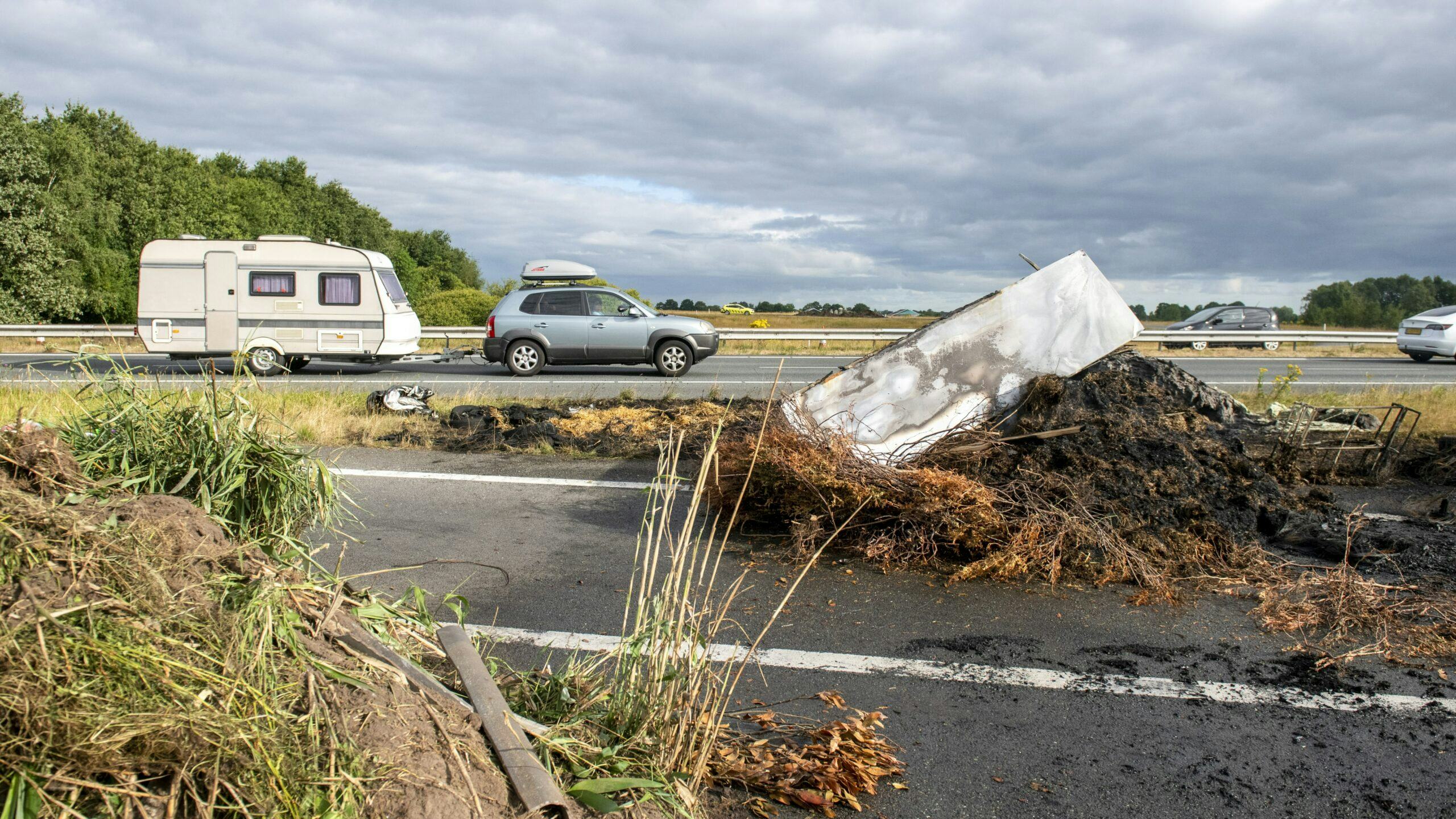 Afval op de A7 tussen Drachtstercompagnie en Frieschepalen gedumpt door boeren uit protest tegen de stikstofregels. Foto: ANP JILMER POSTMA