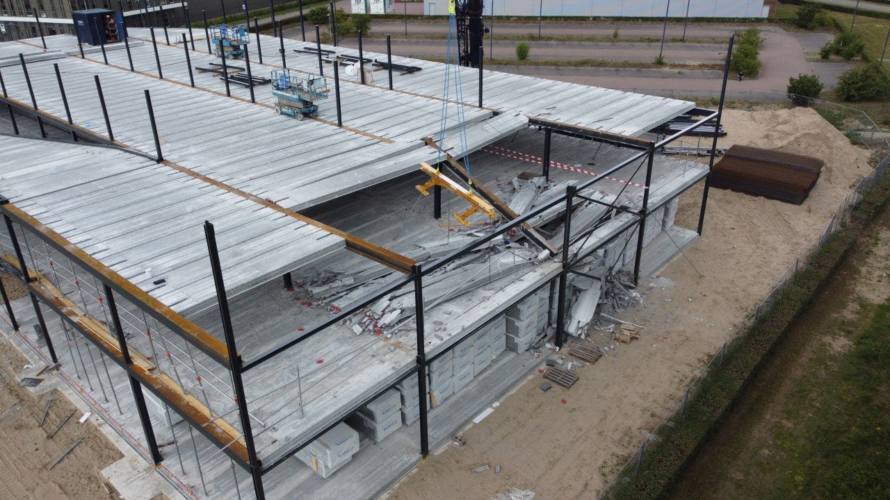 In Arnhem stortte een pand deels in bij het bouwen. Twee bouwvakkers raakten daarbij gewond. Foto: Persbureau Heitink