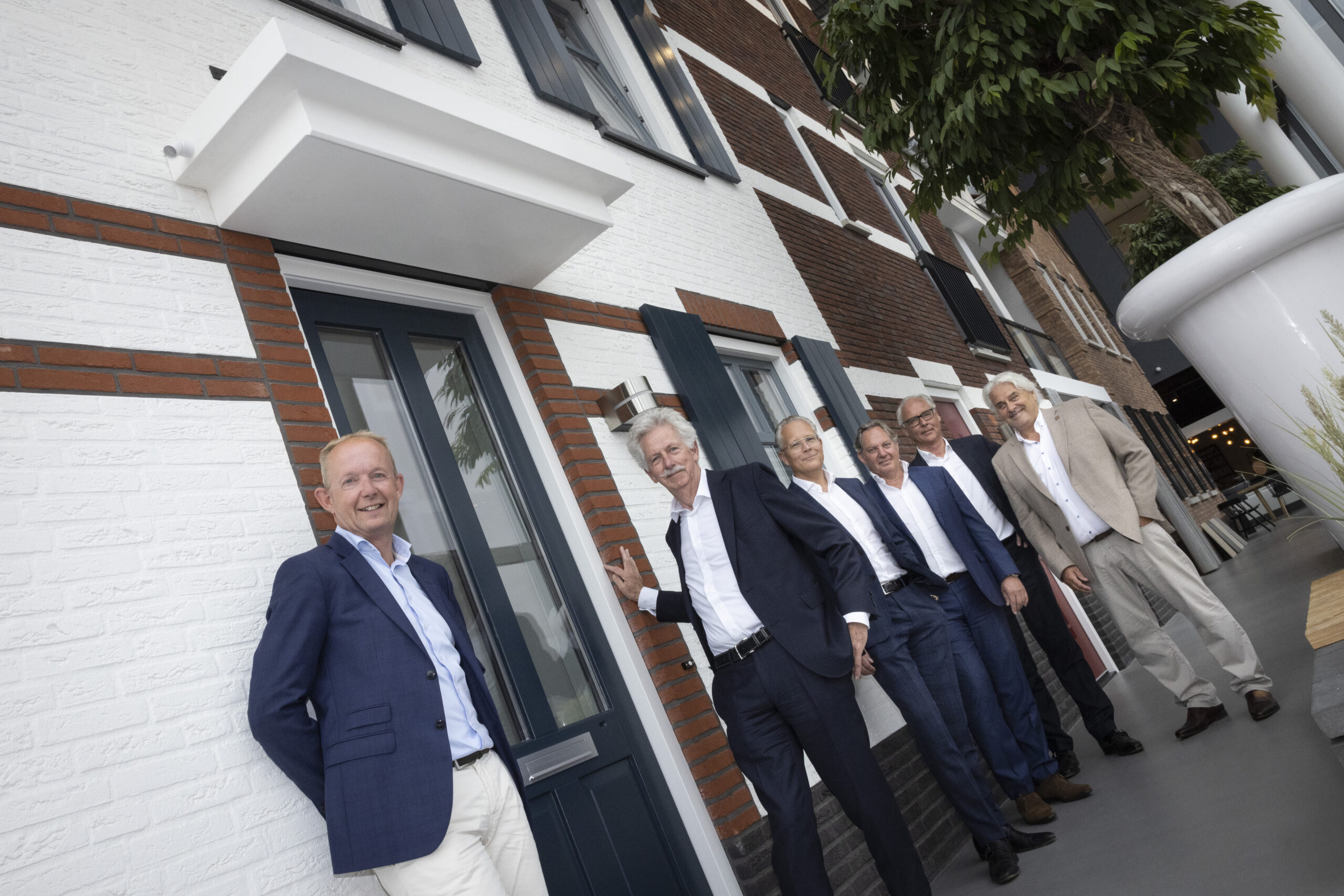 Ton van de Klok met (vlnr) Piet van der Helm (Adriaan van Erk), Edwin Kolkhuis Tanke (Klok), Hans van Erk, Koos Tesselaar (Hemingway), en Frans van Haren (Pactum). Foto: Bart Nijs