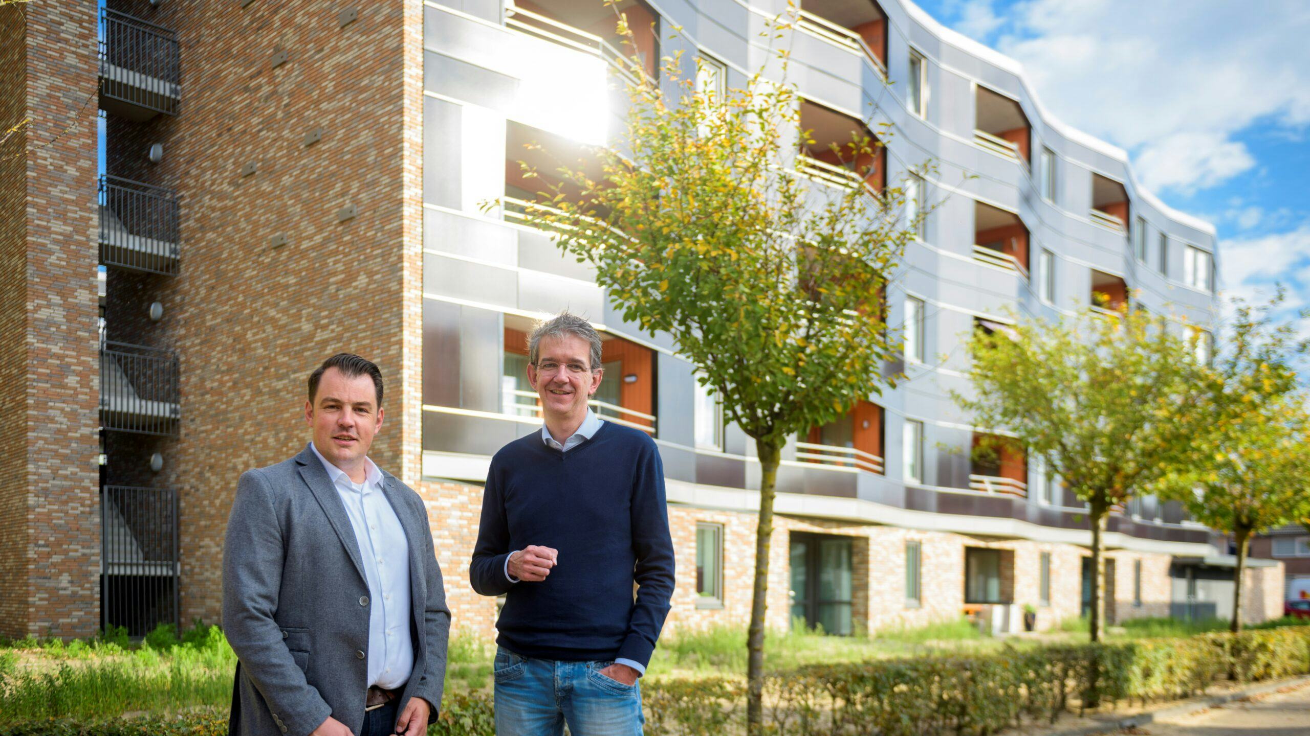 Harold van de Ven (rechts), NBArchitecten, bij het pand aan de Willem de Zwijgerweg te Best. Foto: Jean Pierre Reijnen