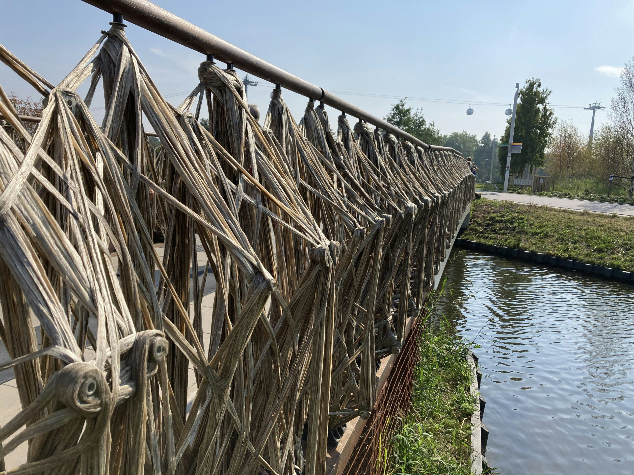 Een brug gemaakt van vlas op de Floriade. Foto: Cobouw