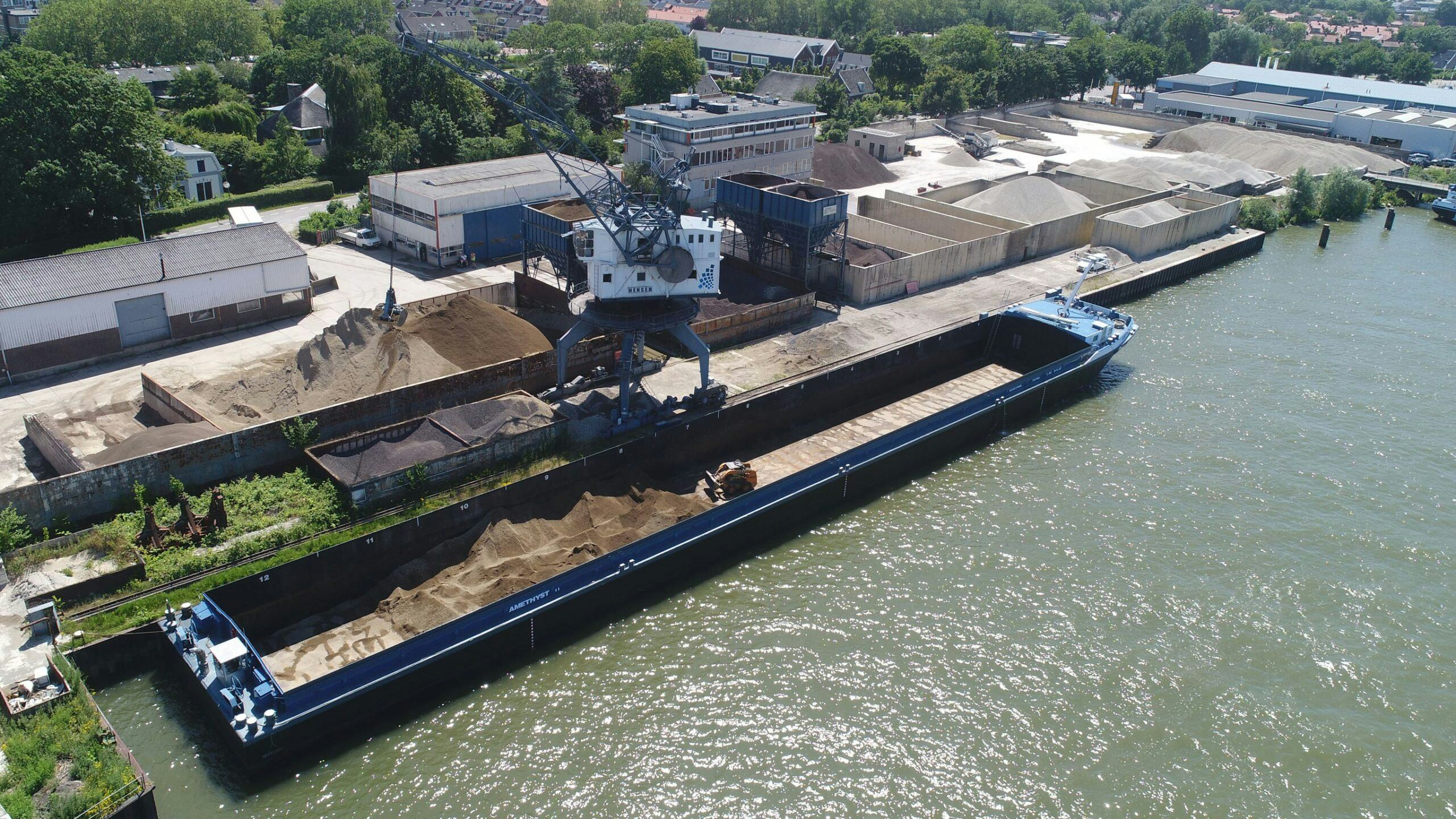 Het wordt door het lage water steeds moeilijker zand te vervoeren over het water. Foto: H&B Grondstoffen