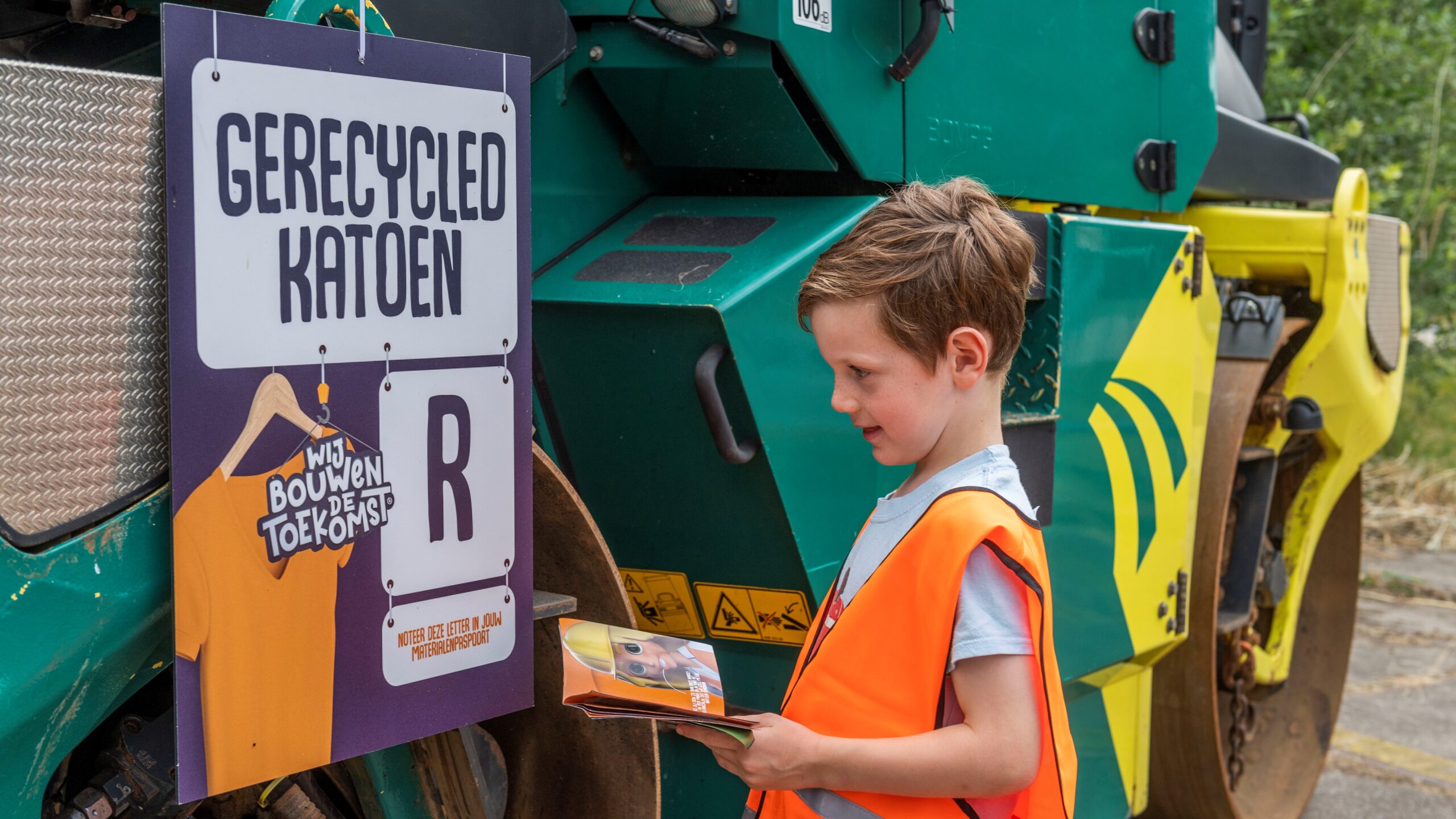 Kinderen krijgen een materiaalpaspoort en leren hiermee wat voor soort materialen er in de bouw worden toegepast. Foto: Bouwend Nederland
