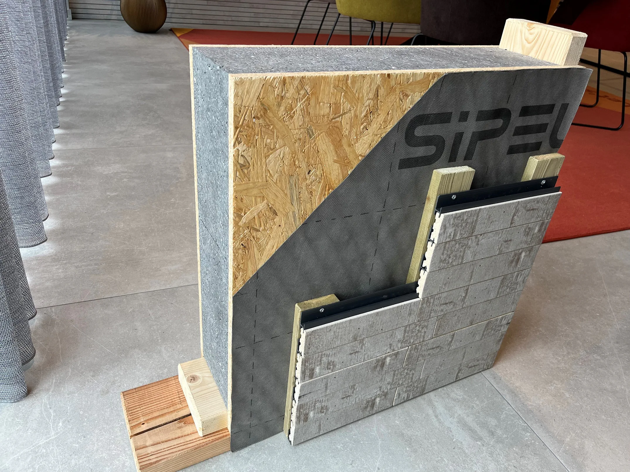 De dunne in de fabriek gemaakte Splitbricks worden vastgeklikt aan H-vormige gemodificeerd PVC profielen die zijn vastgeschroefd aan houten regels.