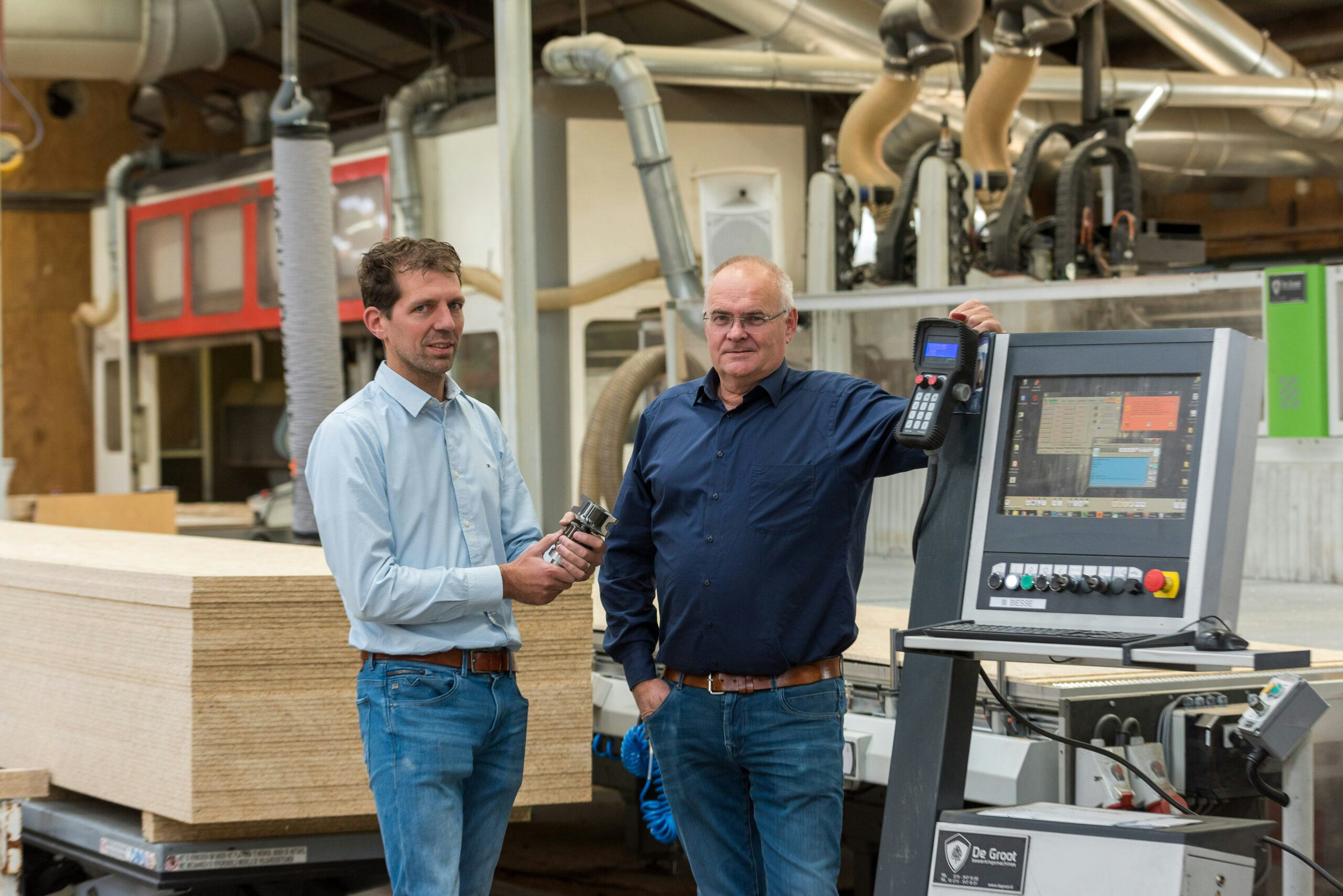 Bas Boerboom (links) en Willem van Merrienboer staken de plannen voor de bouw van een CLT-fabriek in Hapert. Foto: Jean Pierre Reijnen