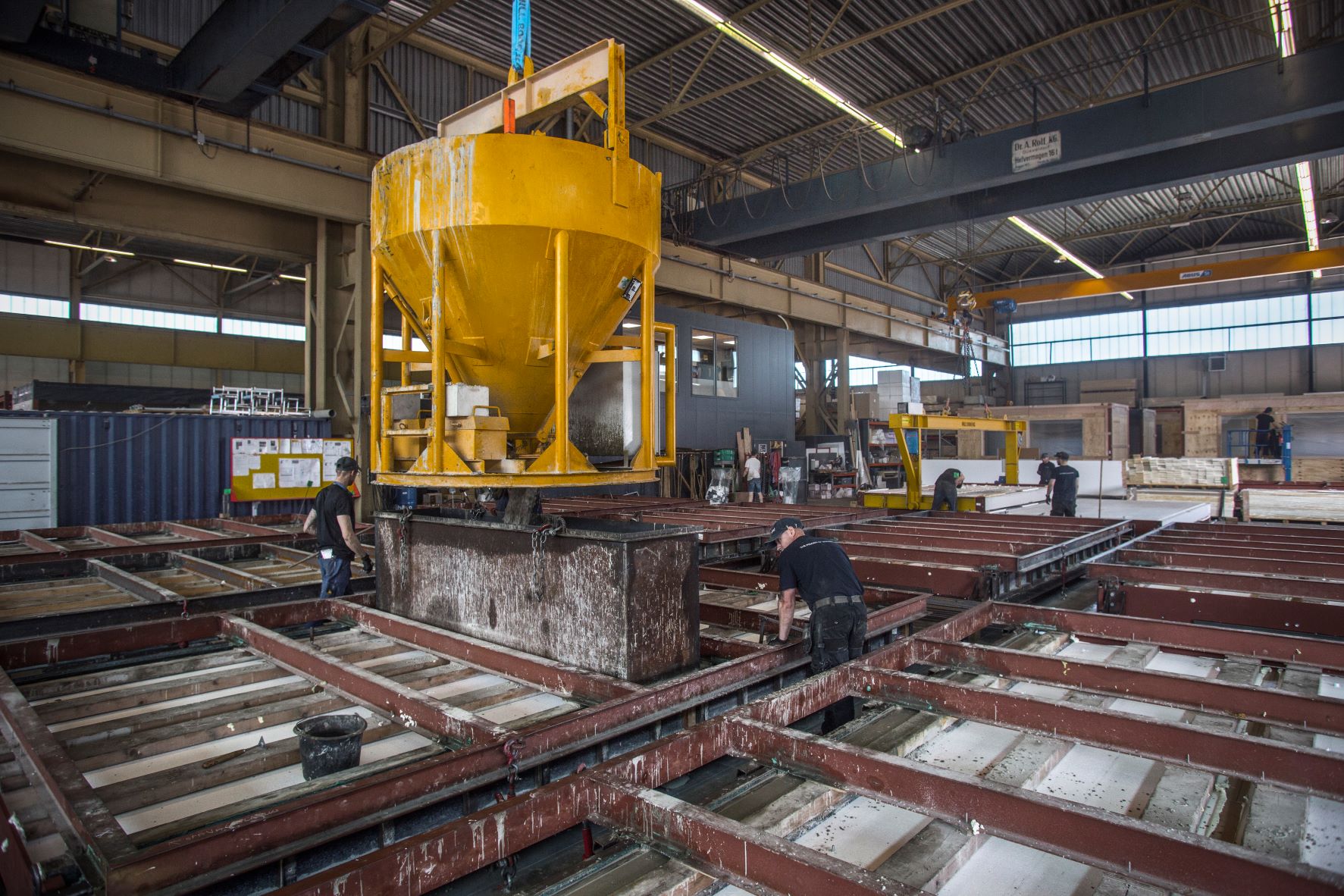 Het storten van de betonvloer van een unit in de fabriek van Daiwa Montfoort. Foto: Eran Oppenheimer