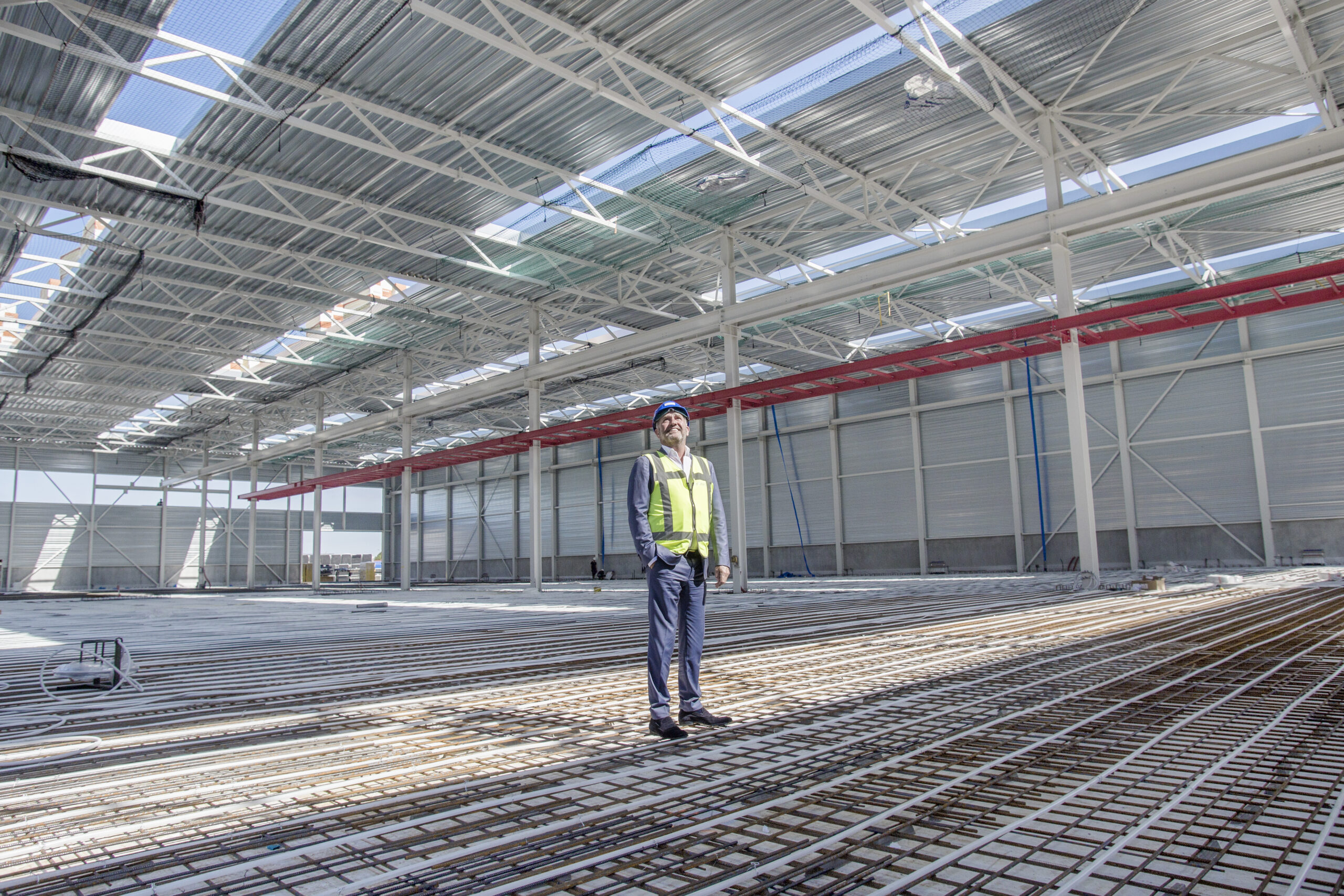 Harry van Zandwijk in de nieuwe productiehal in aanbouw. Foto: Eran Oppenheimer
