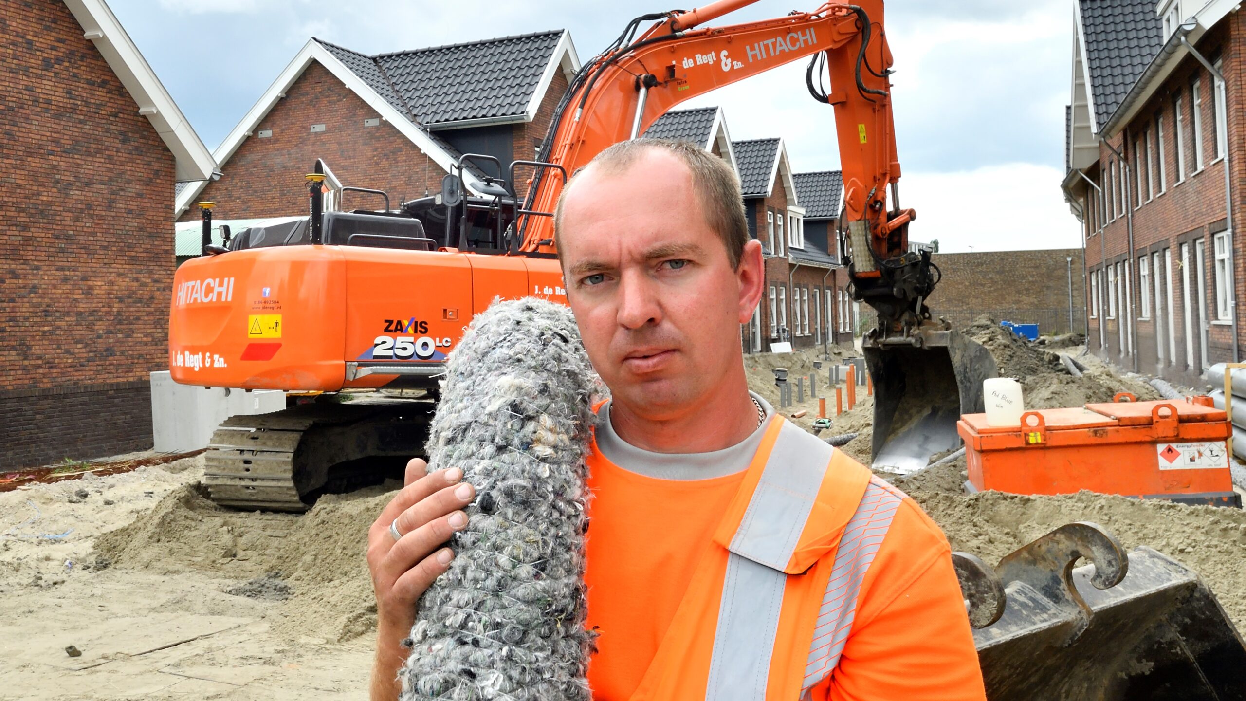Oekraïense vluchteling Alexander werkzaam bij De Regt, bij een woningbouwproject in Hazerswoude Rijndijk. Foto: Erald van der Aa
