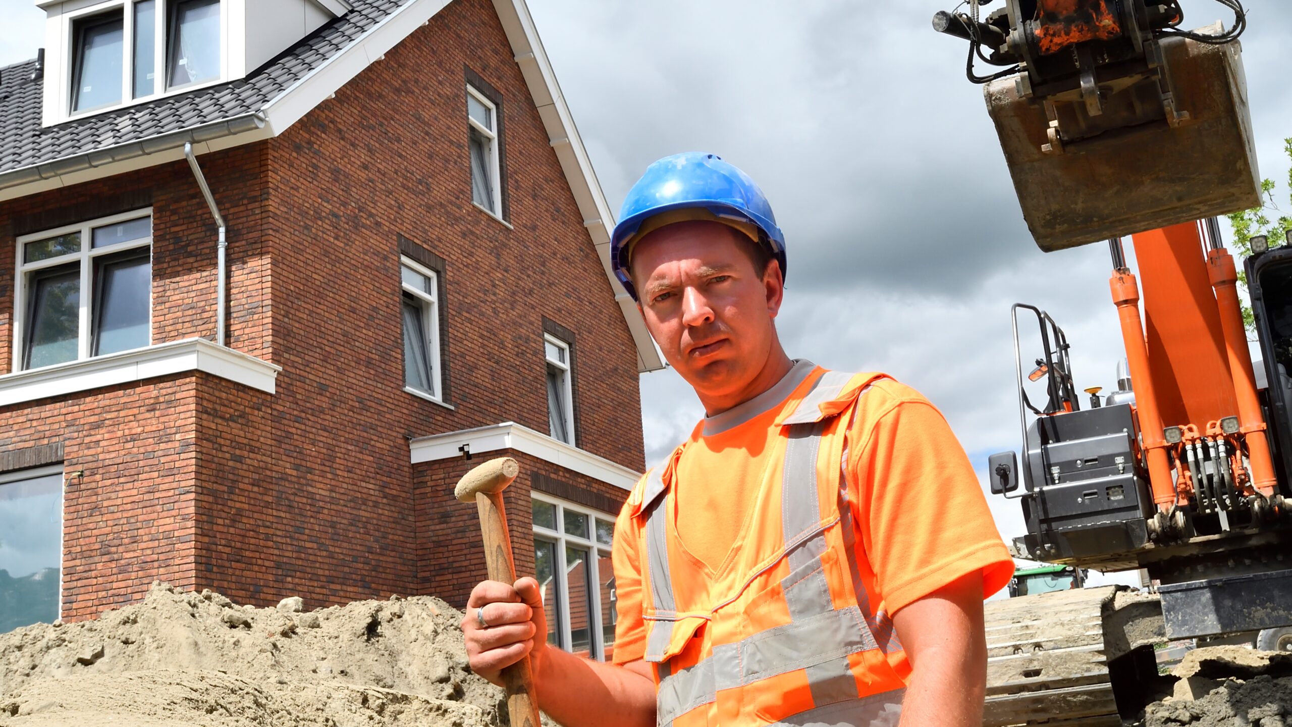 Alexander werkt sinds 3,5 maand als straatwerker bij De Regt. Foto Erald van der Aa