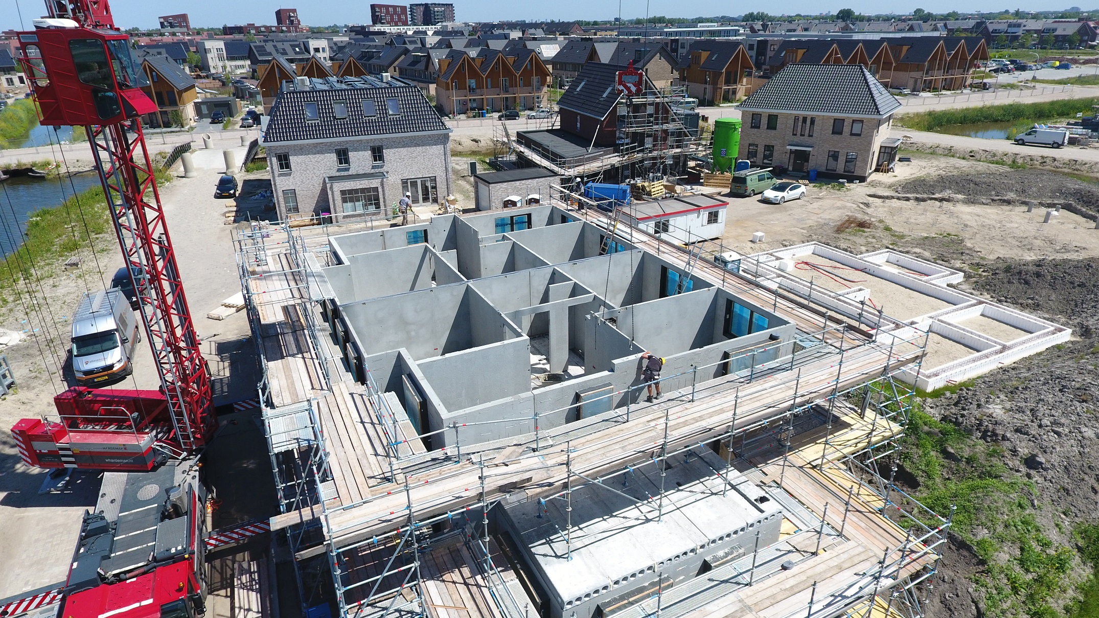 Met prefab betonwanden helpt Harton woningbouw versnellen