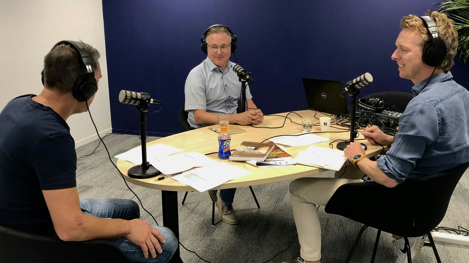 Dick van Ginkel (TBI Woonlab) en Pablo van der Lugt tijdens opnames van de podcast Doorzagen