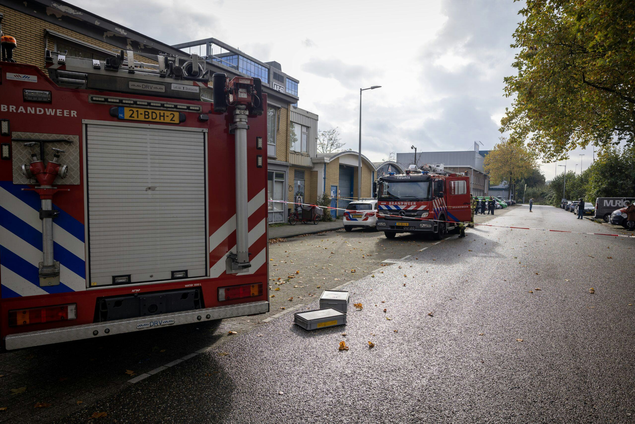 Een deel van het dak van een bedrijfspand aan de Anthony Fokkerweg in Amsterdam is deels  ingestort. Foto: ANP/HH/ MICHEL VAN BERGEN