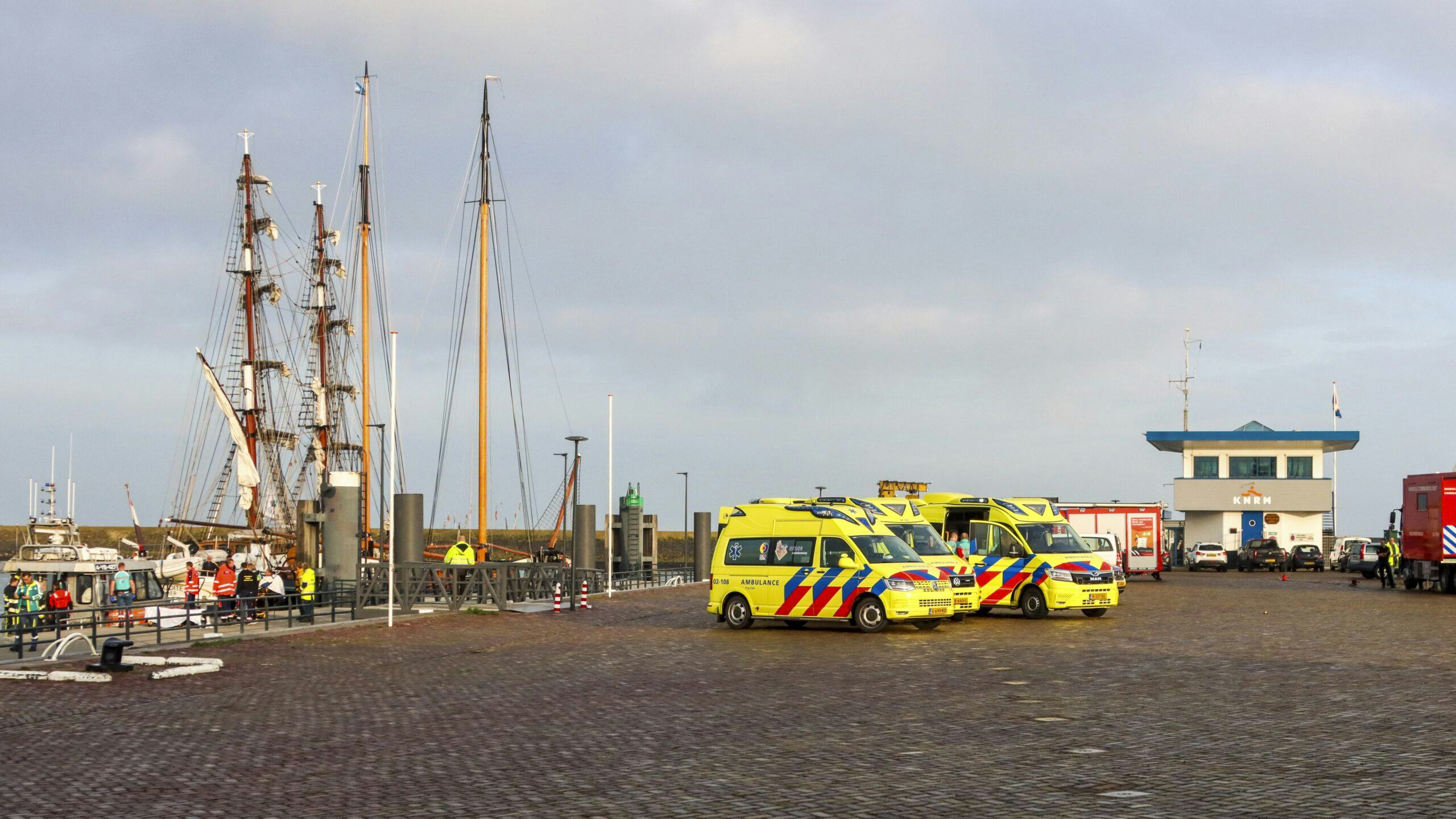 Hulpdiensten in de haven van Harlingen halen gewonden van een reddingsboot. De hulpdiensten zijn op zoek naar vermiste mensen na de aanvaring tussen een snelboot en een watertaxi tussen Terschelling en Vlieland. ANP/Anton Kappers