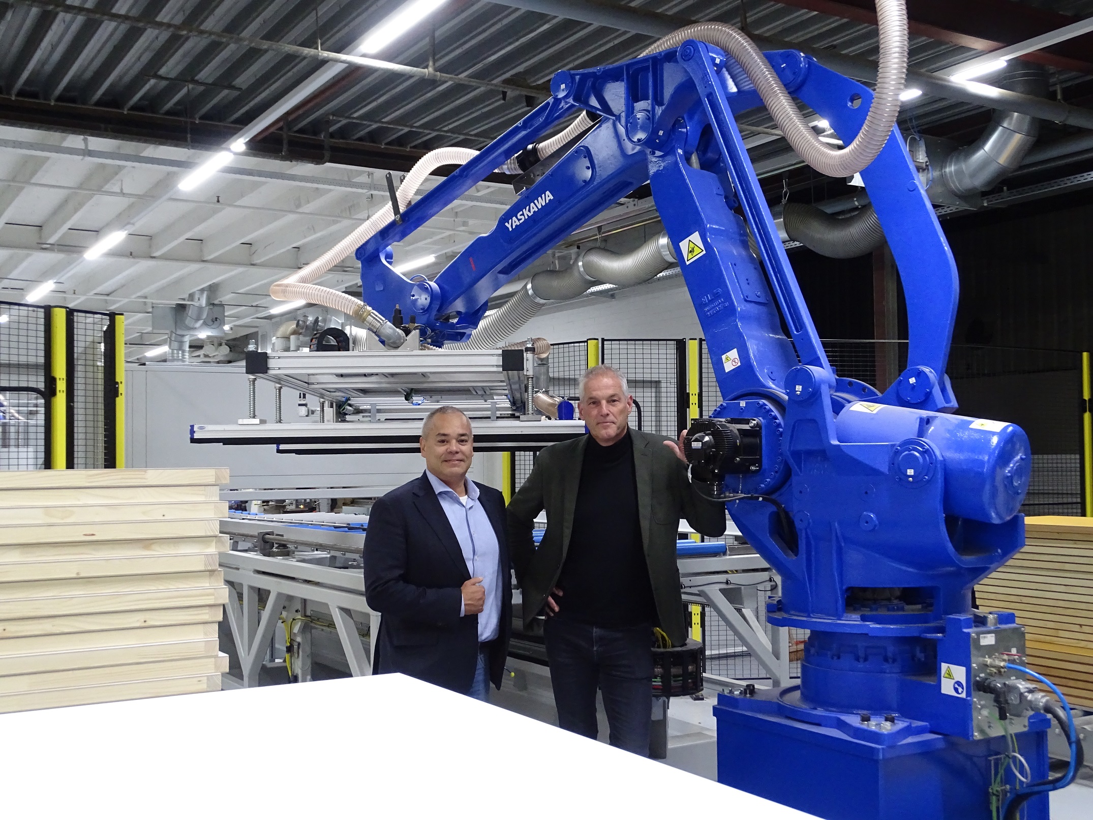 Directeur Erik te Riele (links) en commercieel manager René Keemers (rechts) bij één van de nieuwste machines in de productie.