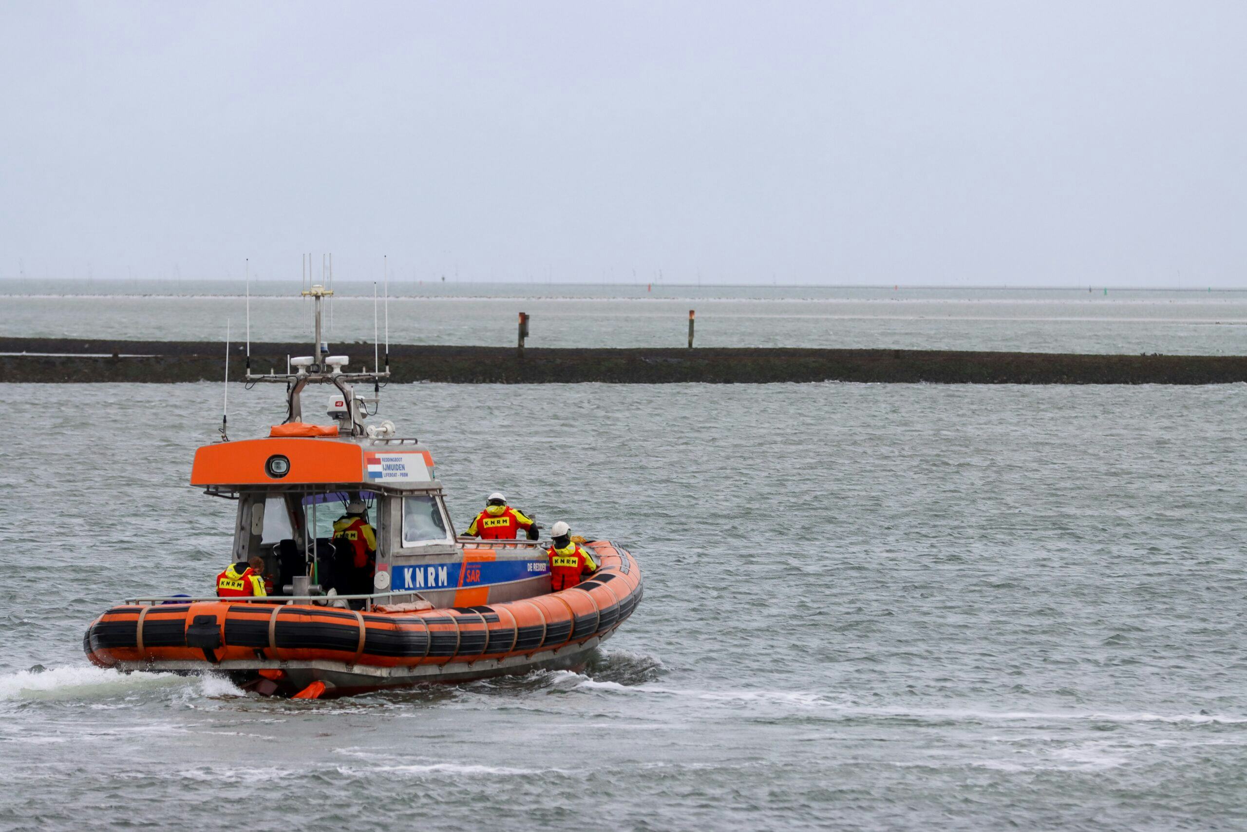De KNRM zoekt met een reddingsboot op de Waddenzee naar vermisten van het bootongeluk van 21 oktober. ANP/Hollandse Hoogte/Anton Kappers