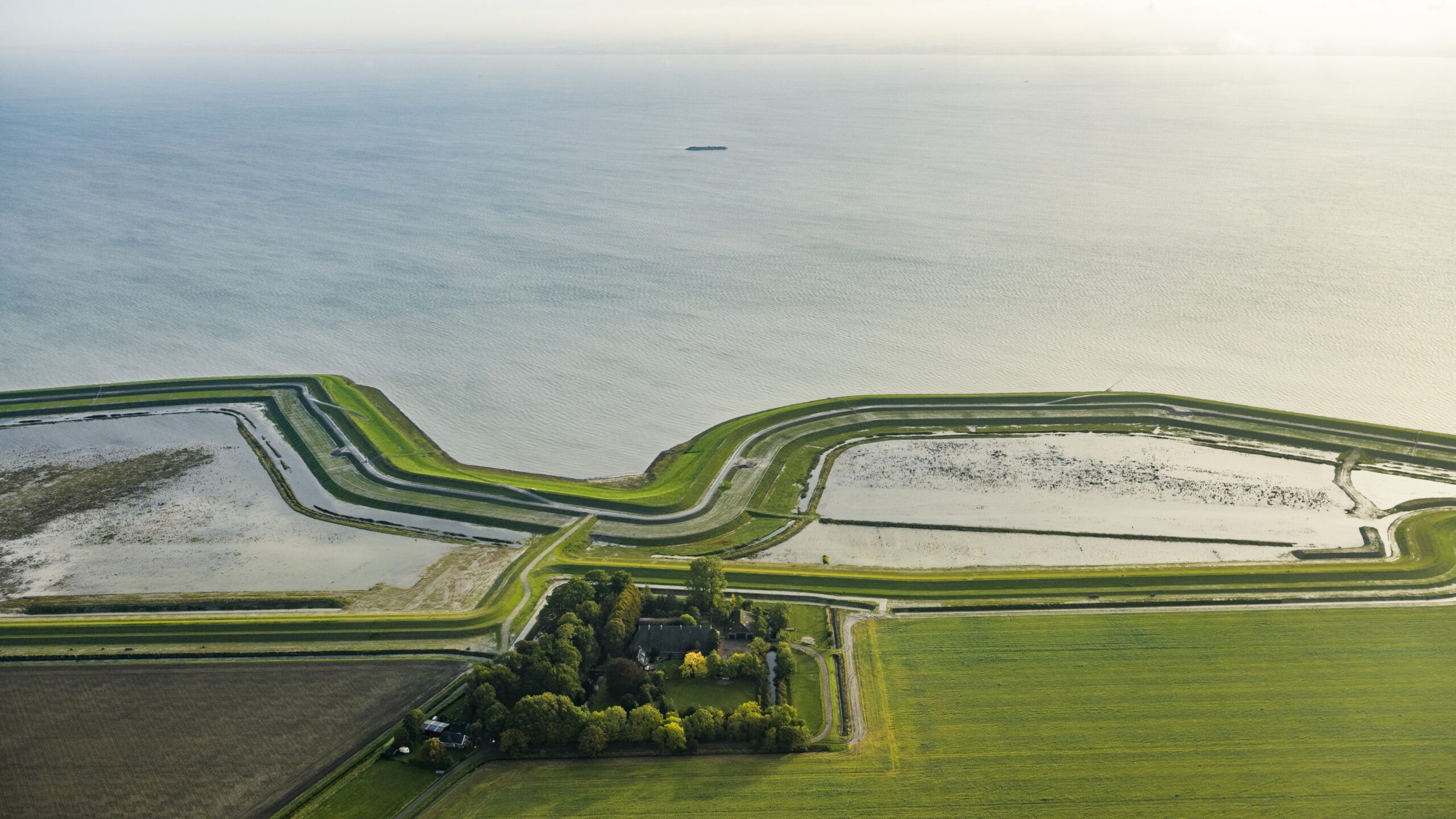 Nederland, Bierum, 09-10-'19; Luchtfoto's van de provincie Groningen.
De nieuwe dubbele dijk bij Bierum, Hoogwatum.

Foto: Kees van de Veen