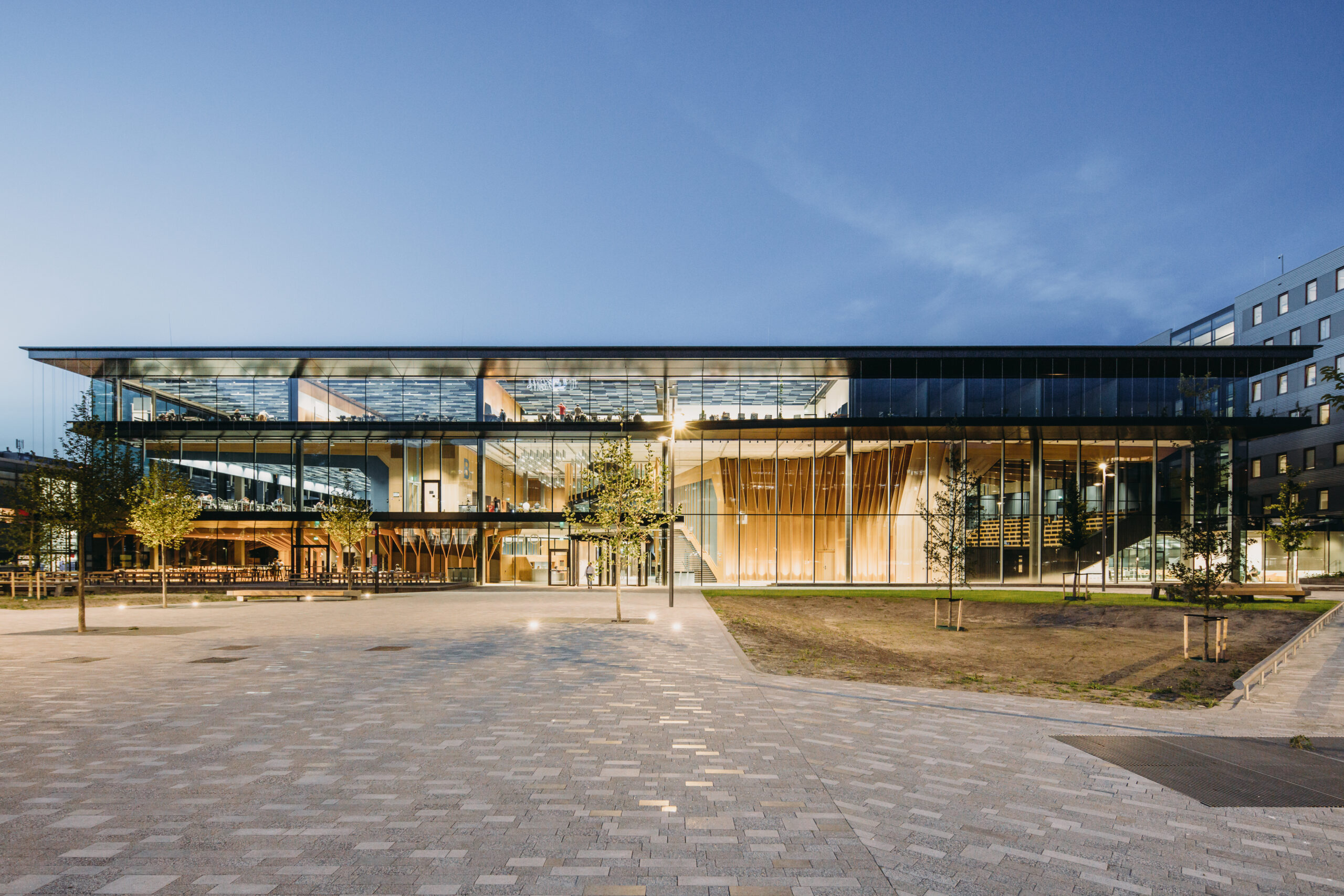 Het dit jaar opgeleverde gebouw Echo van de TU Delft levert al meer energie dan het verbruikt. Foto: Eva Bloem / TU Delft.