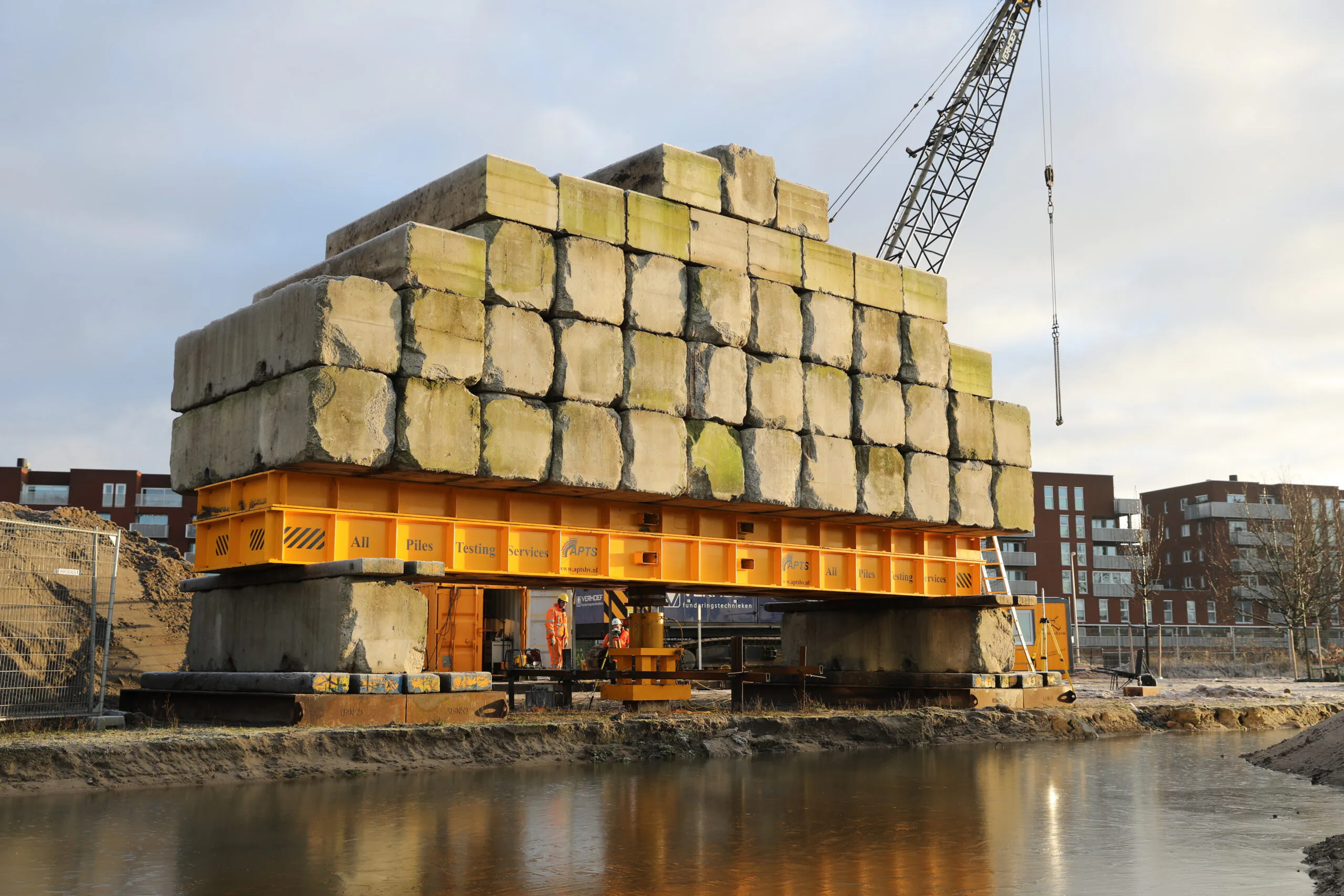Belastingproeven op funderingspalen zijn tijdrovende en kostbare exercities. Bij deze proef in Utrecht was 340 ton nodig aan betonblokken, voordat de paal bezweek. Foto: Verhoef.