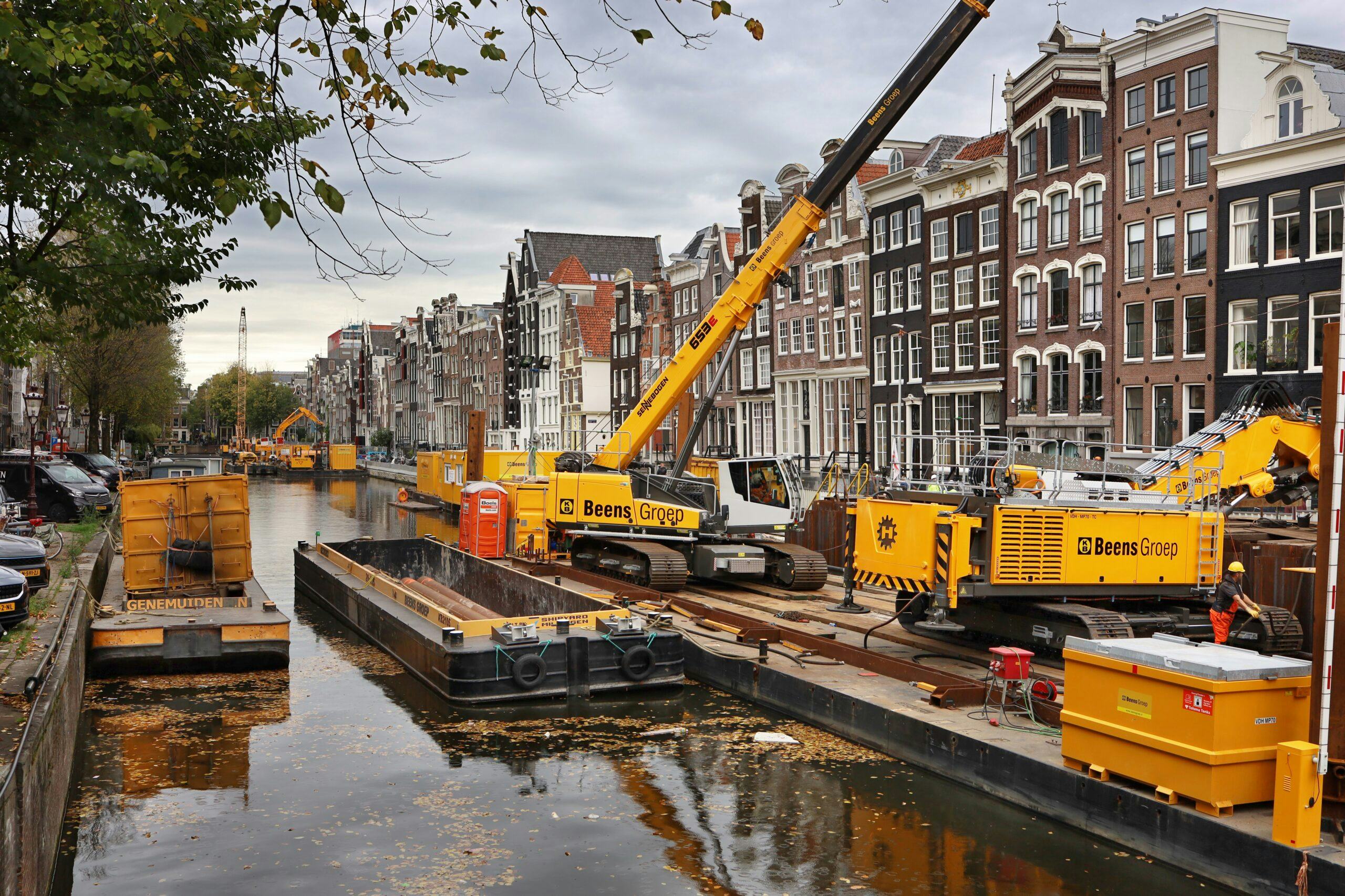 Door het ontstaan van achterstallig onderhoud aan de wallenkant van de grachten in Amsterdam zijn er veel werkzaamheden gaande zoals hier bij de Herengracht in het wallengebied. Foto: ANP