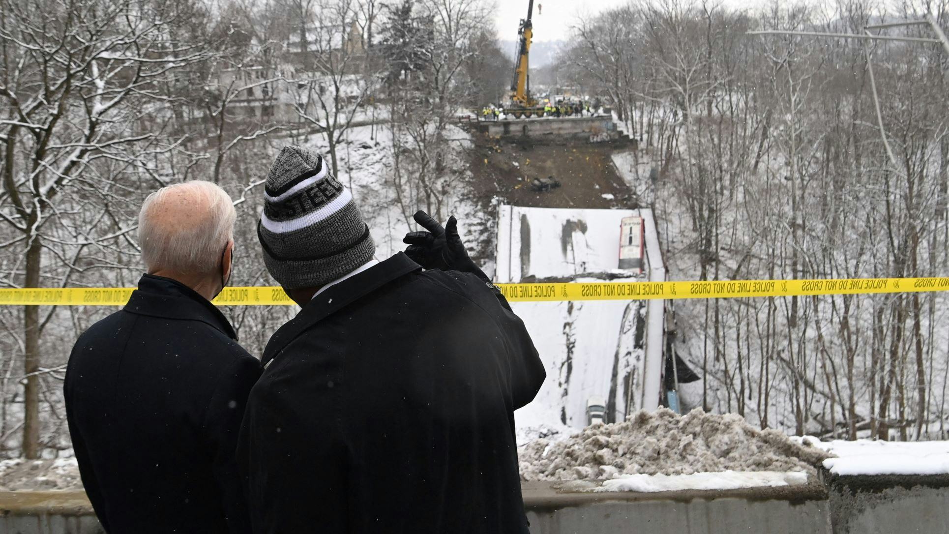 President Joe Biden en de burgemeester van Pittsburgh bij de ingestorte Fern Hollow Bridge in januari. Foto: ANP