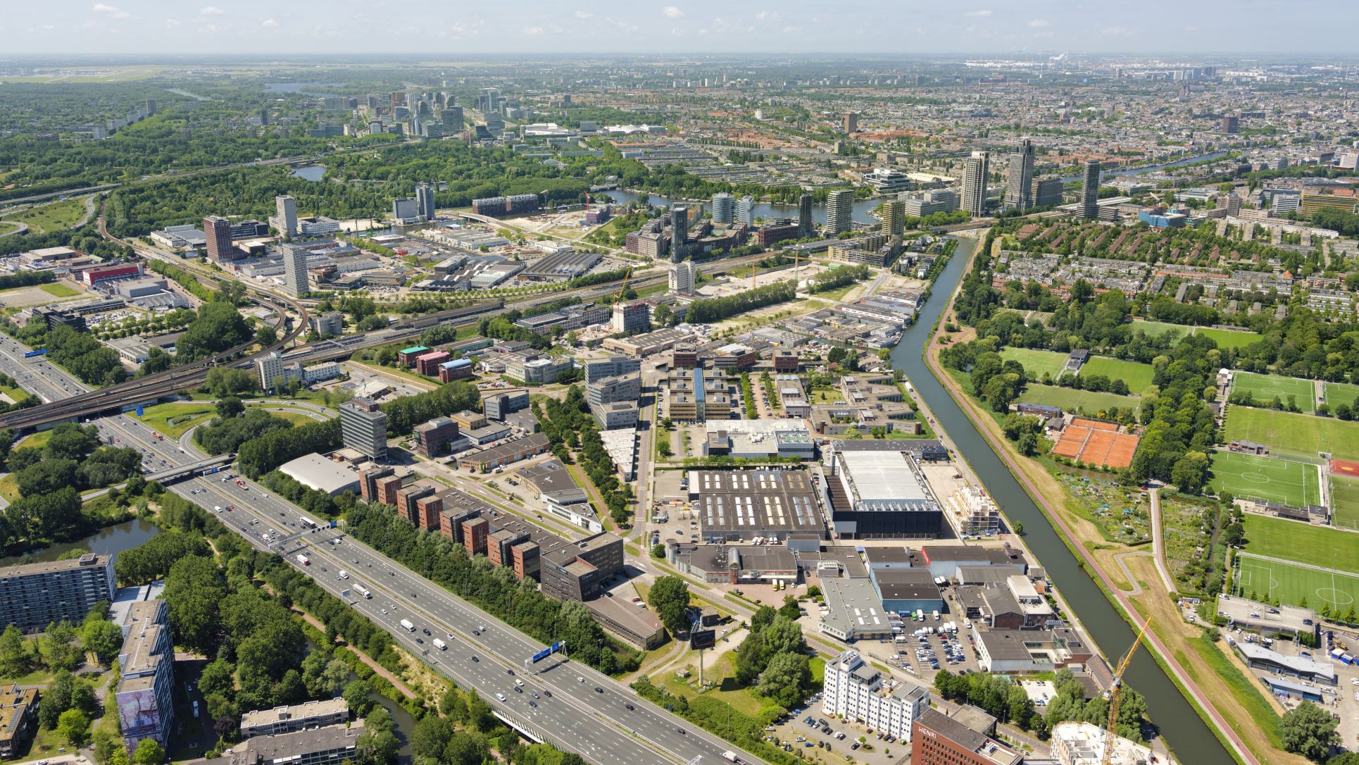 De Weespertrekvaartbuurt,  Overamstel, met onder de autosnelweg A10. Foto: ANP