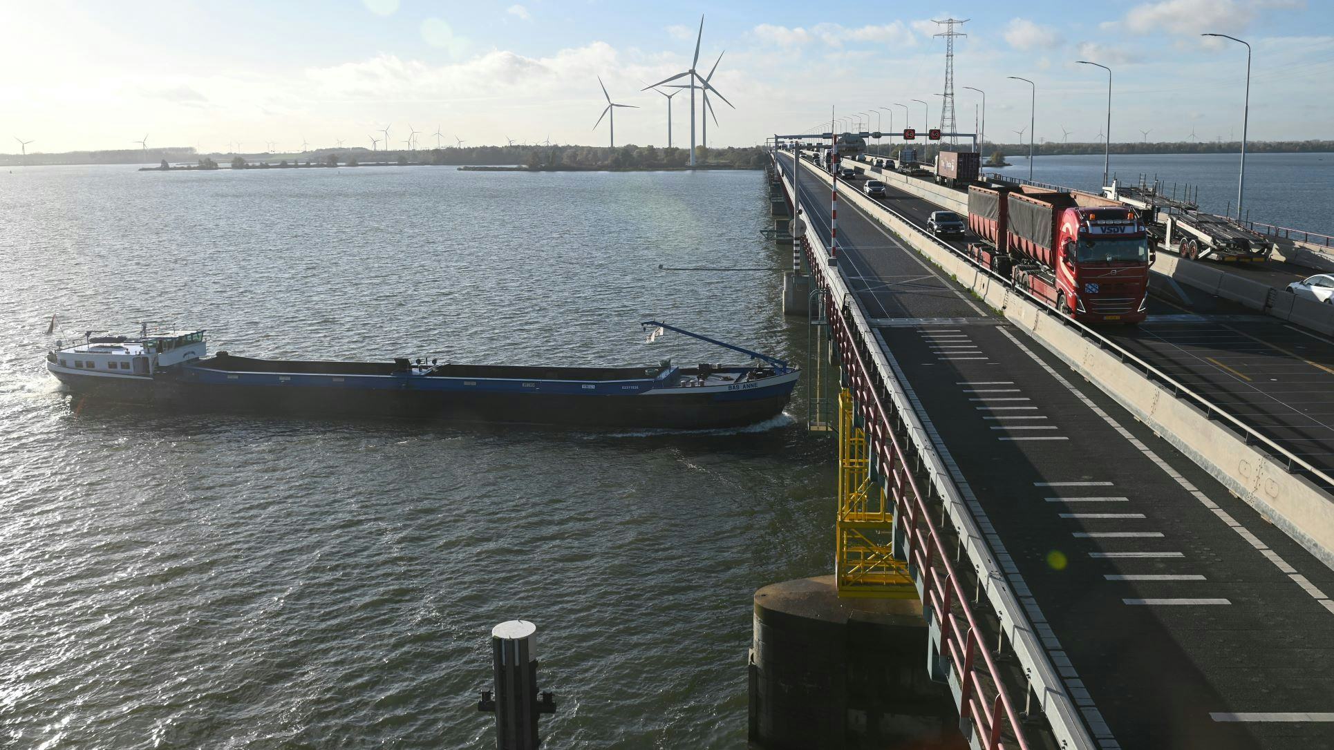 De renovatie van de beweegbare delen van de Haringvlietbrug ging in 2022 naar Mobilis en Croonwolter&dros. Foto: Ries van Wendel de Joode
