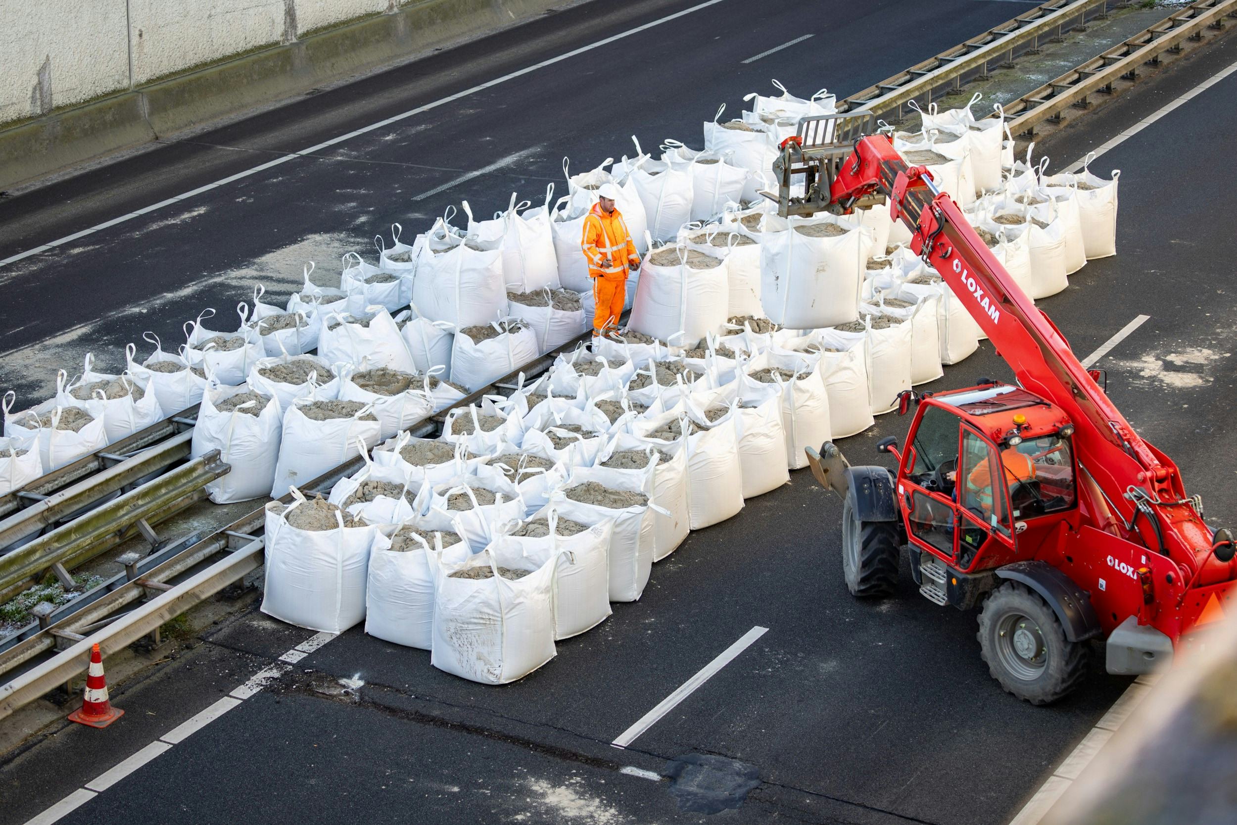 Rijkswaterstaat liet 1.700 big bags van 1.000 kilo aanrukken om tegenwicht te bieden. Foto: Jaring Rispens/Camjo Media