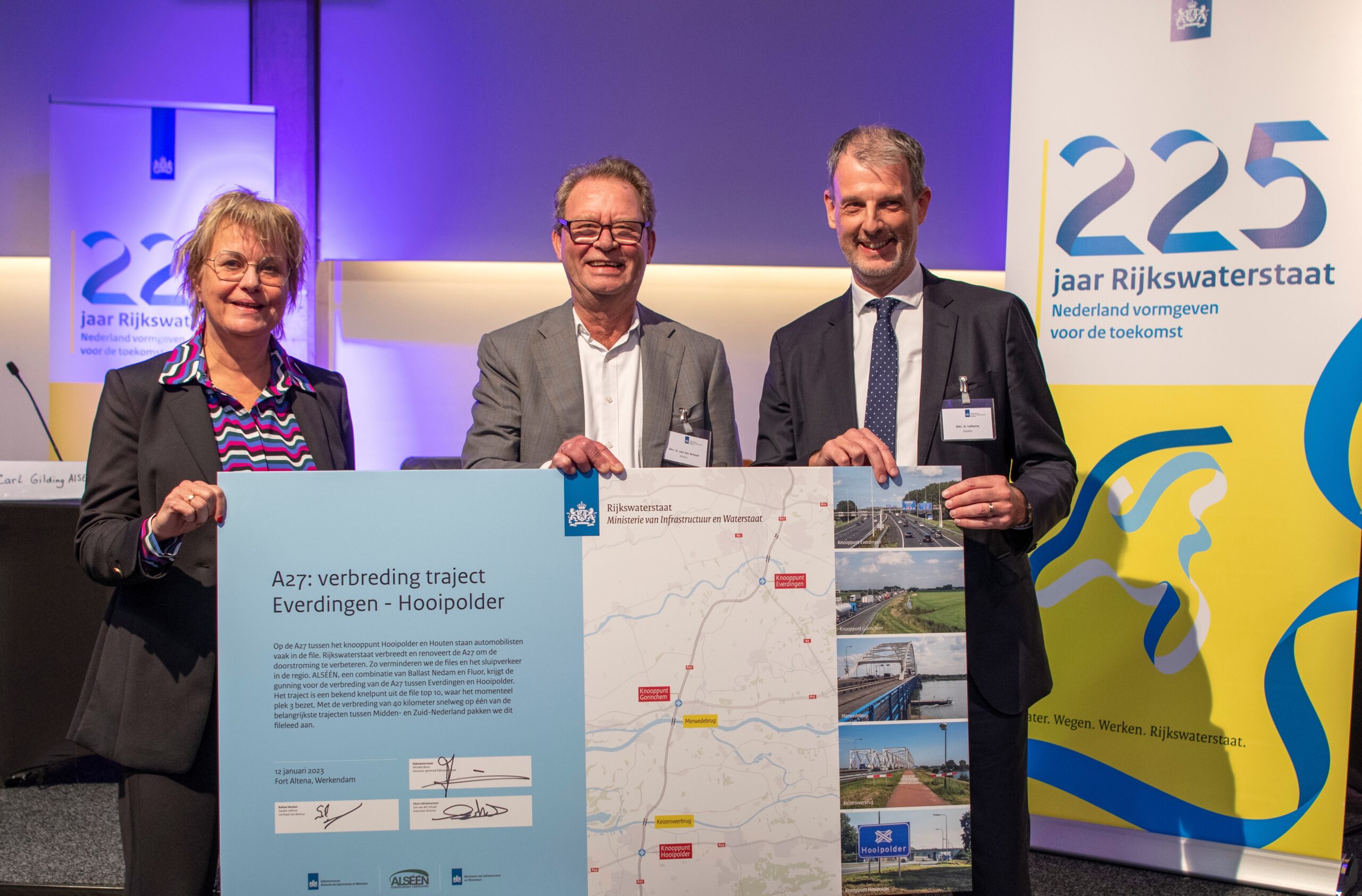 vlnr: De ondertekening van het contract met Michèle Blom, Ger van der Schaaf (Fluor), Sander Lefevre (Ballast Nedam). Foto: Rijkswaterstaat