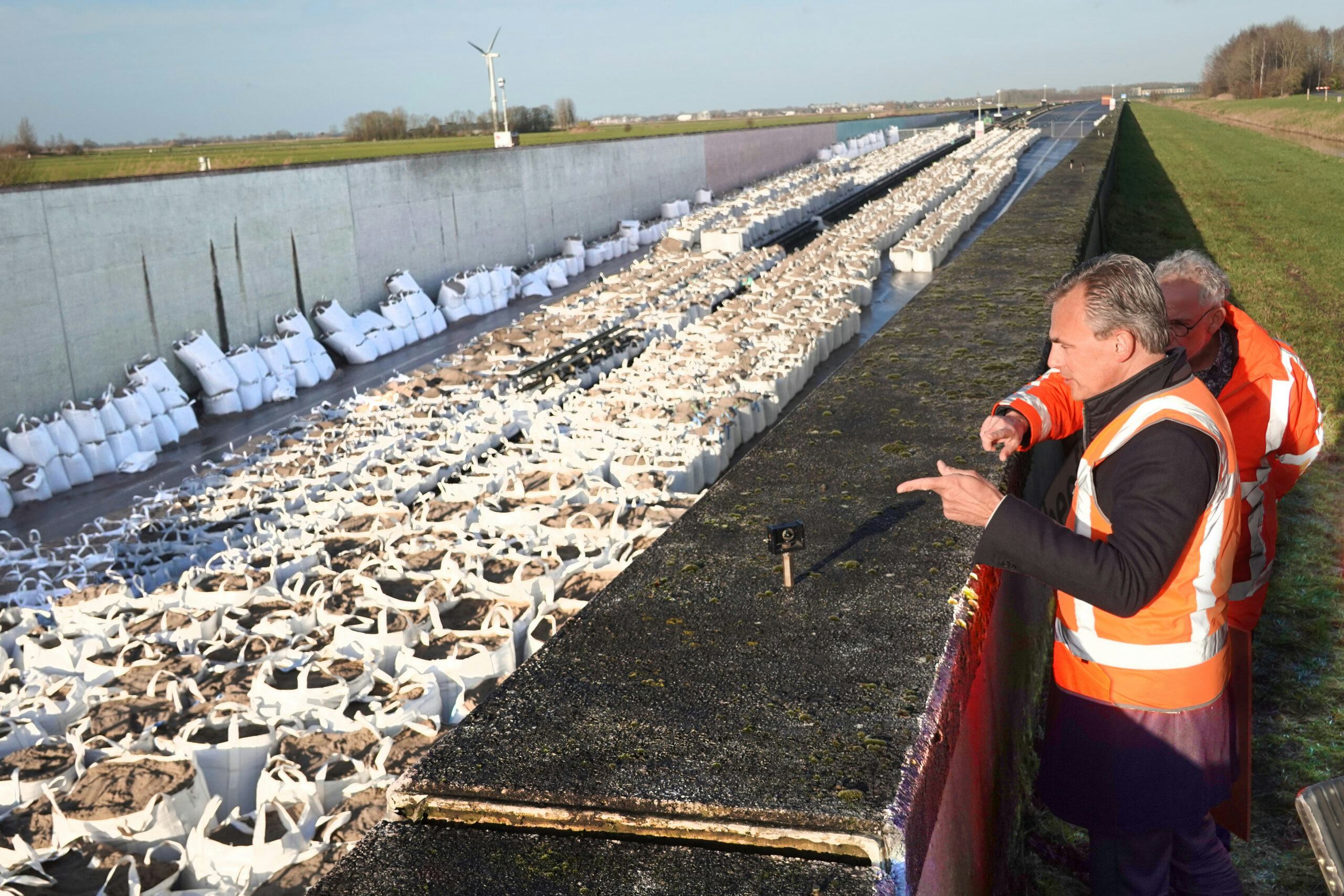 Minister Mark Harbers krijgt uitleg over de problemen met de Margriettunnel. Foto: Alex J. de Haan