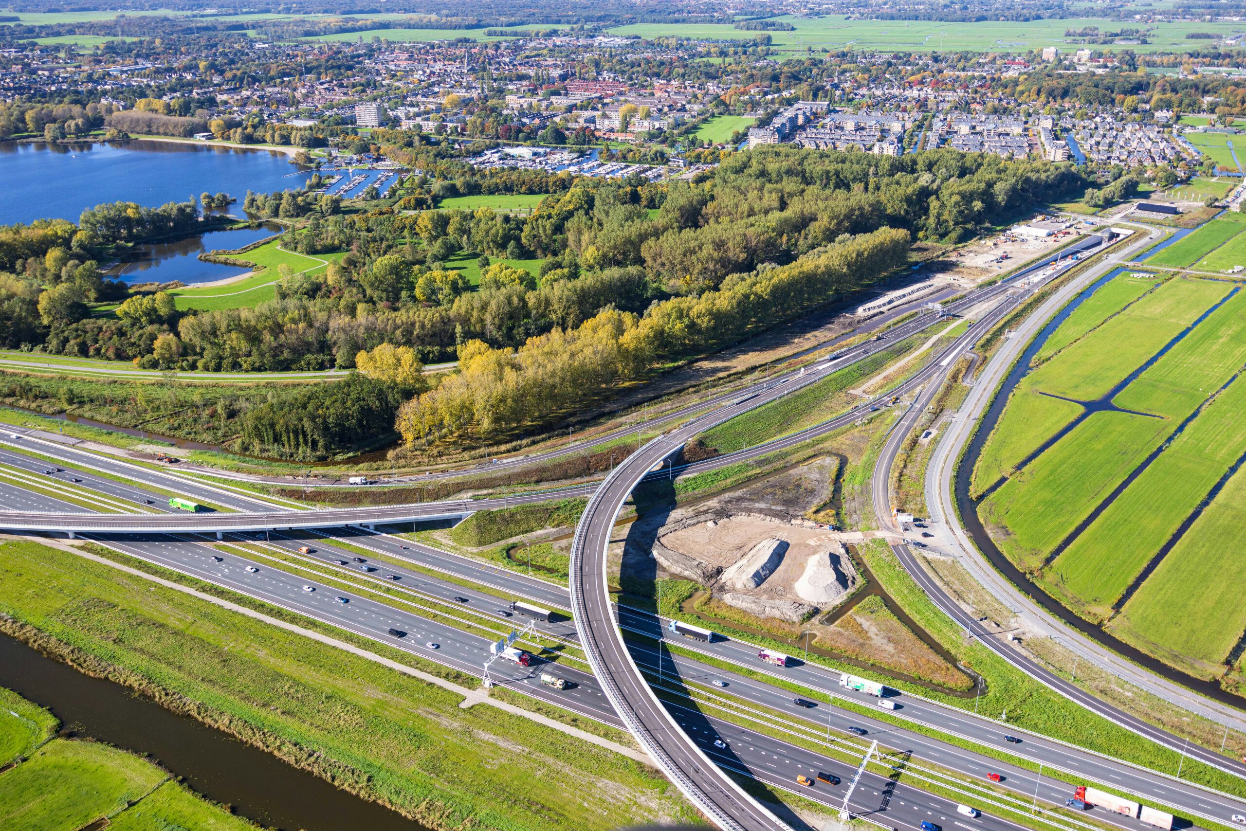 De nieuwe fly-overs van de A4 naar de Corbulotunnel blijven nog het hele jaar ongebruikt. Foto: Provincie Zuid Holland