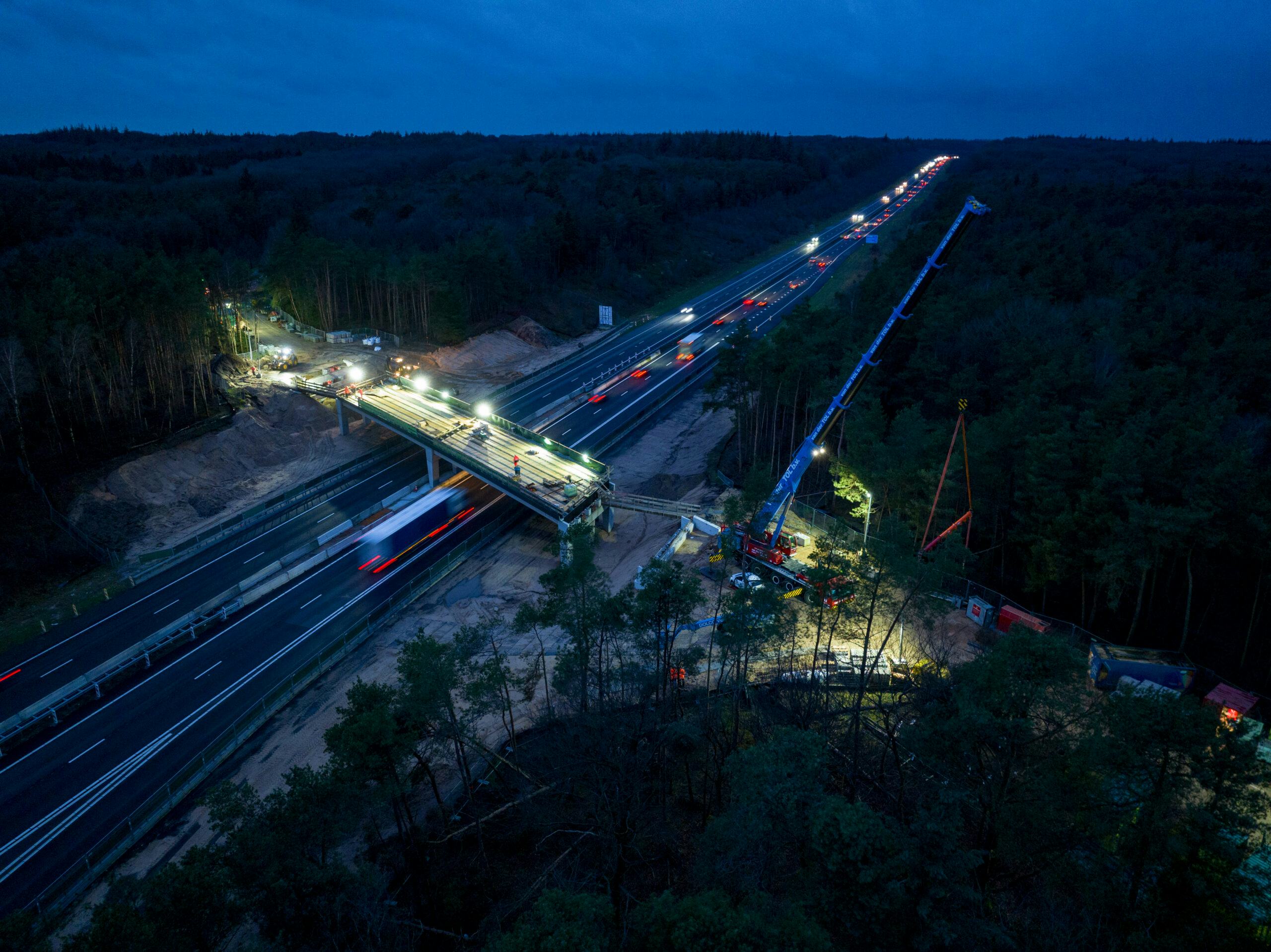Viaduct over de A1 bij Hoog Burel. Foto: Rijkswaterstaat.