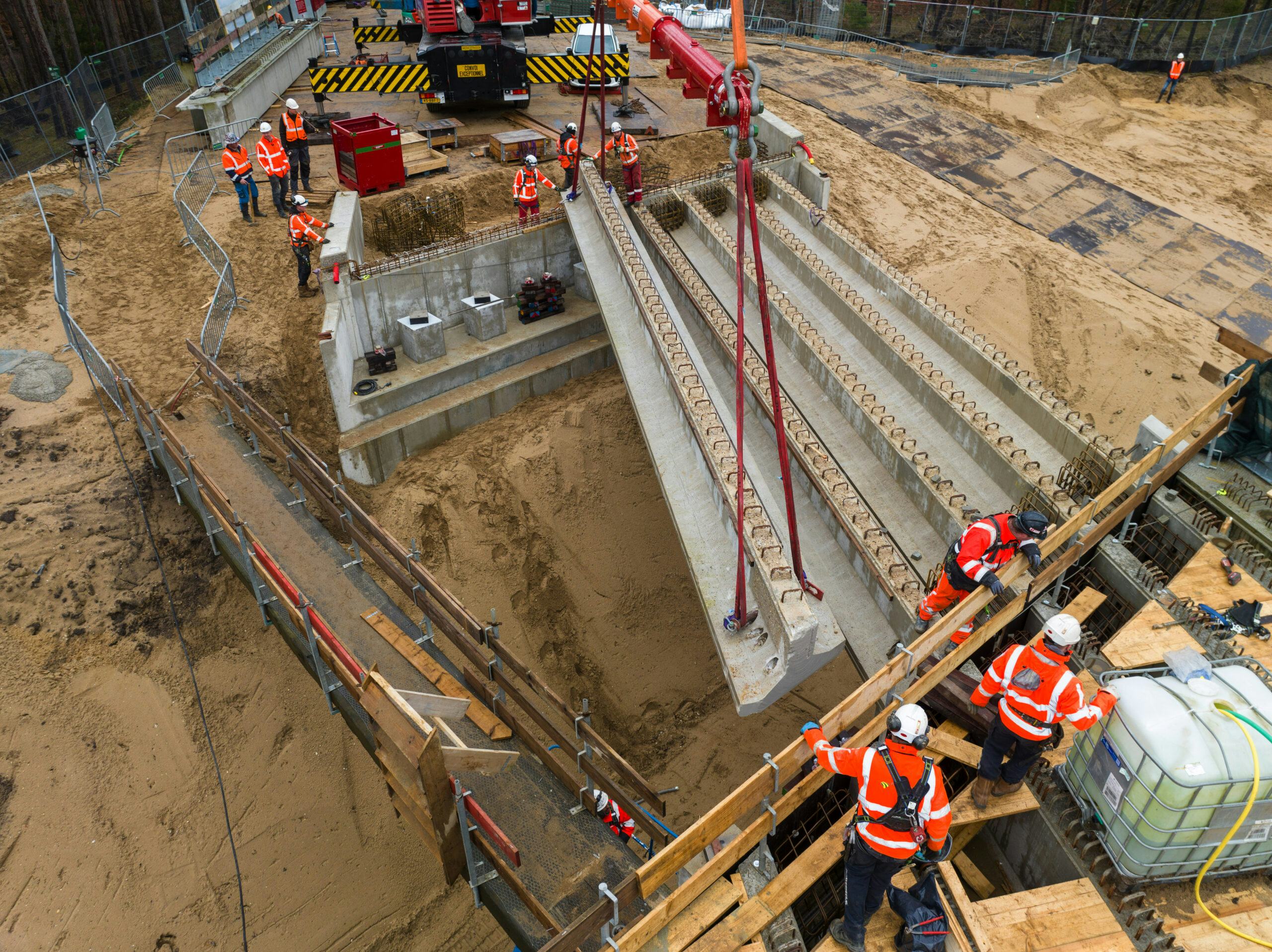 Dura Vermeer plaatst hergebruikte liggers bij viaduct Hoog Burel over de A1. Foto: Rijkswaterstaat.