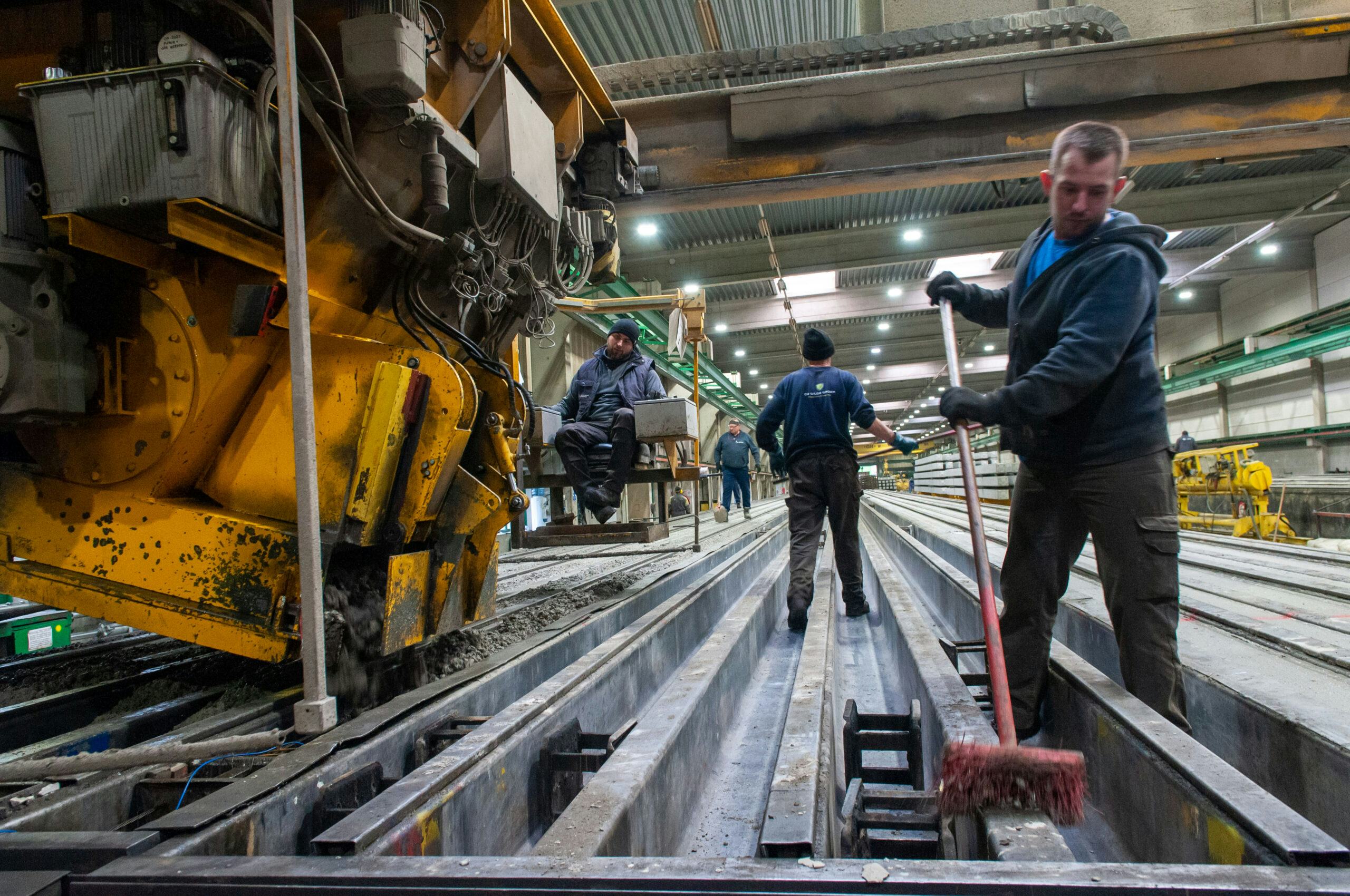 Voordat nieuwe heipalen worden gestort, wordt de mal in de fabriek van Voorbij-dochter Voton gereinigd en in de olie gezet. Foto: Ronald Bakker
