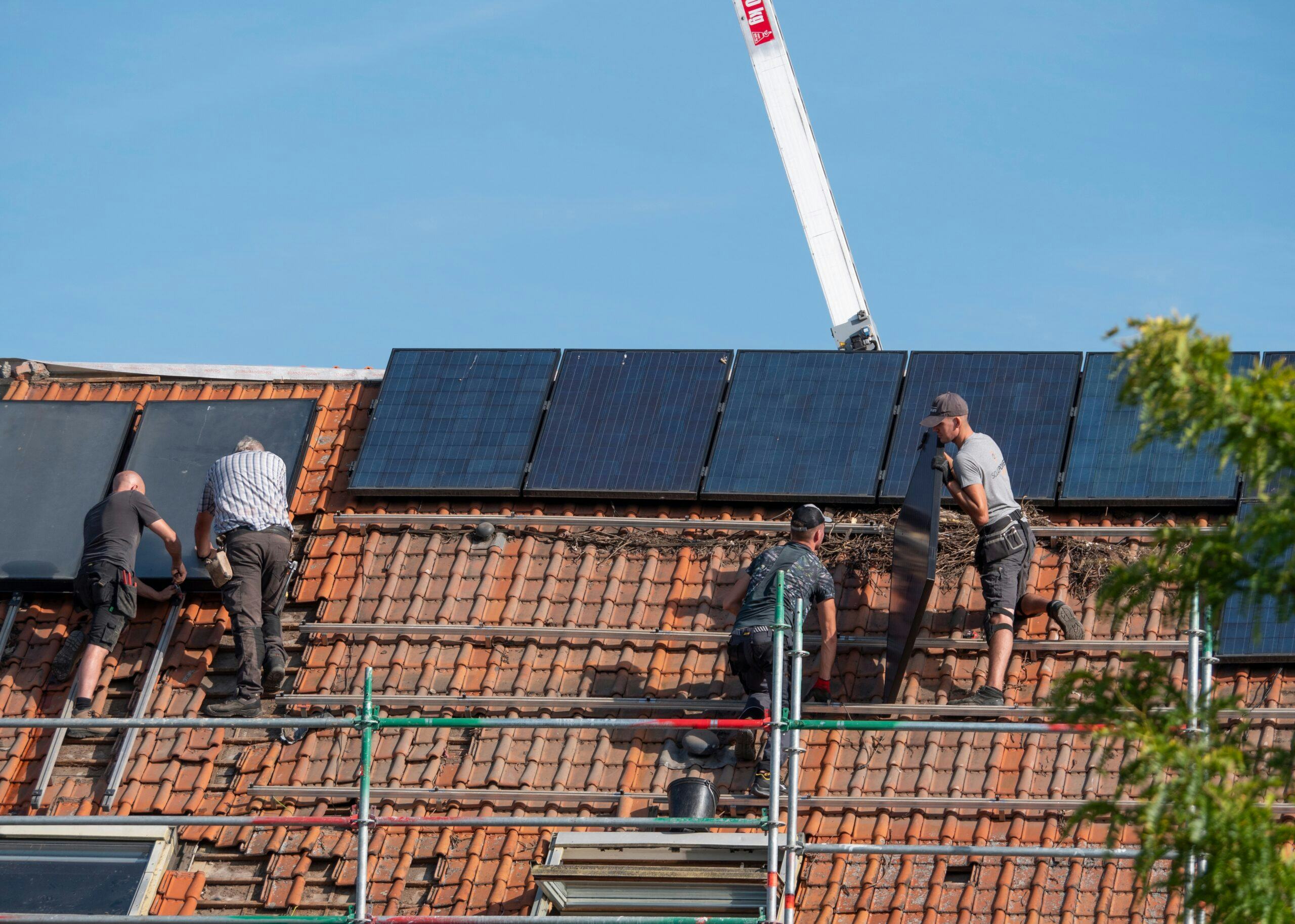 Illustratief beeld van installatie van zonnepanelen. Foto: Shutterstock