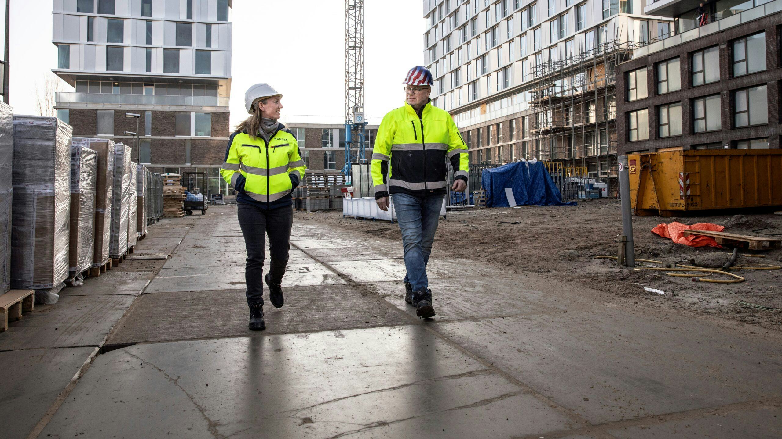 Planontwikkelaar Helen Halma en hoofduitvoerder Iwan van Zuijlen op de Best Presterende Bouwplaats van 2022. Foto: Suzanne van der Kerk 