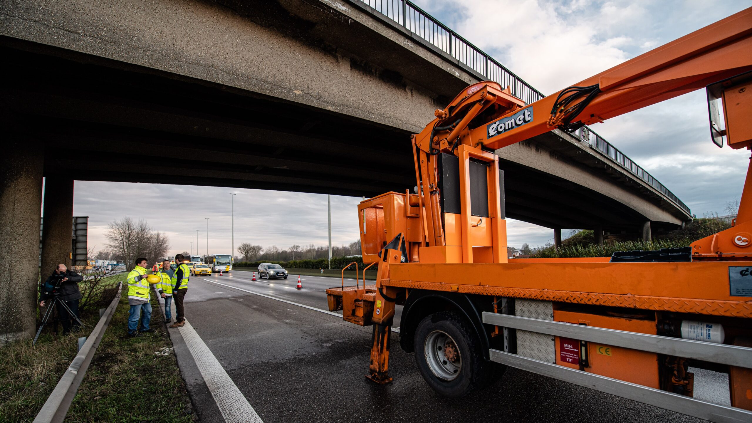 Brokstukken van een brug op de E313, een van de wegen waar een aantal bruggen vervangen wordt. Foto: Belga/Jonas Roosens
