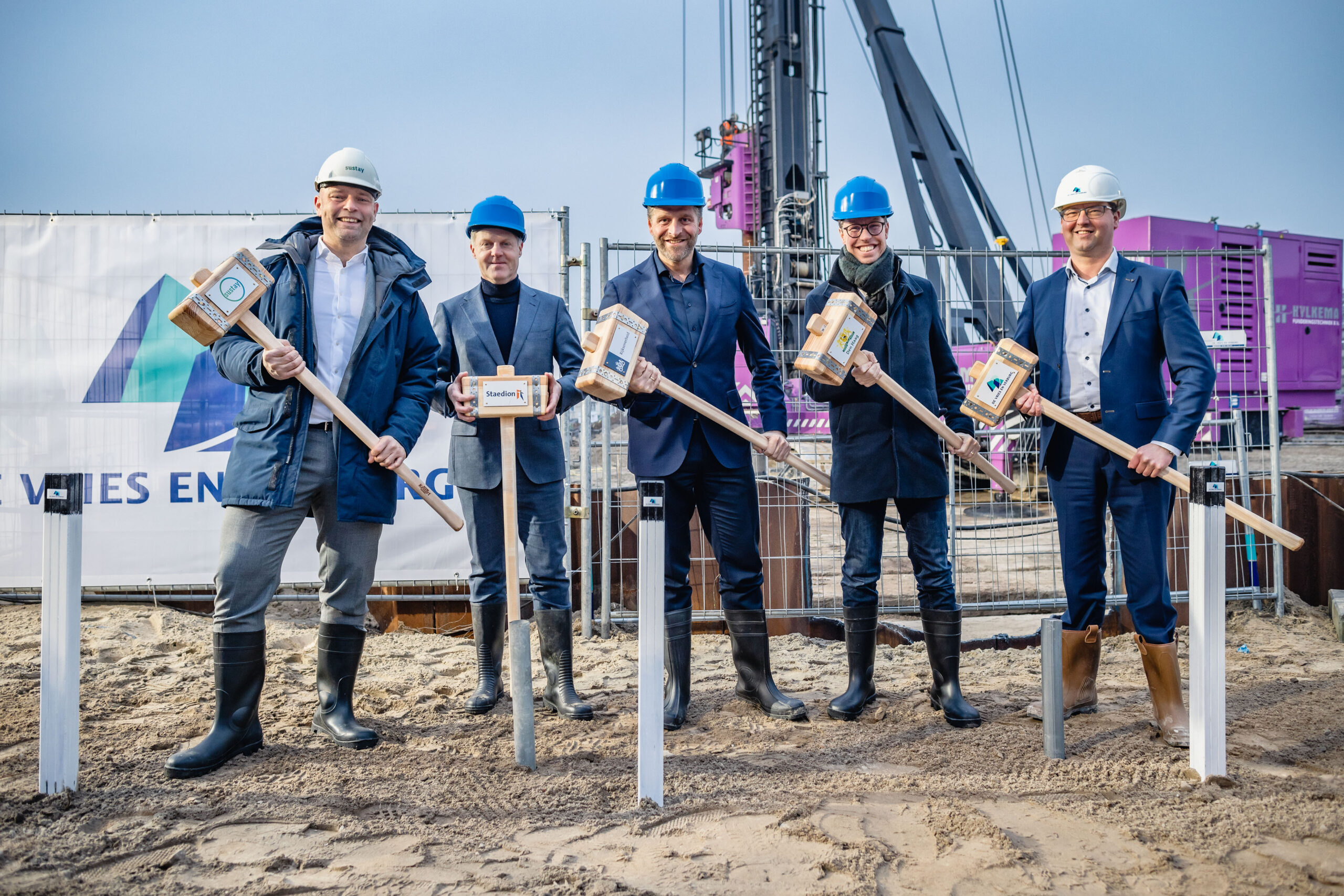 Hugo de Jonge (midden) dook regelmatig op op bouwplaatsen. Foto: Frank van der Burg.