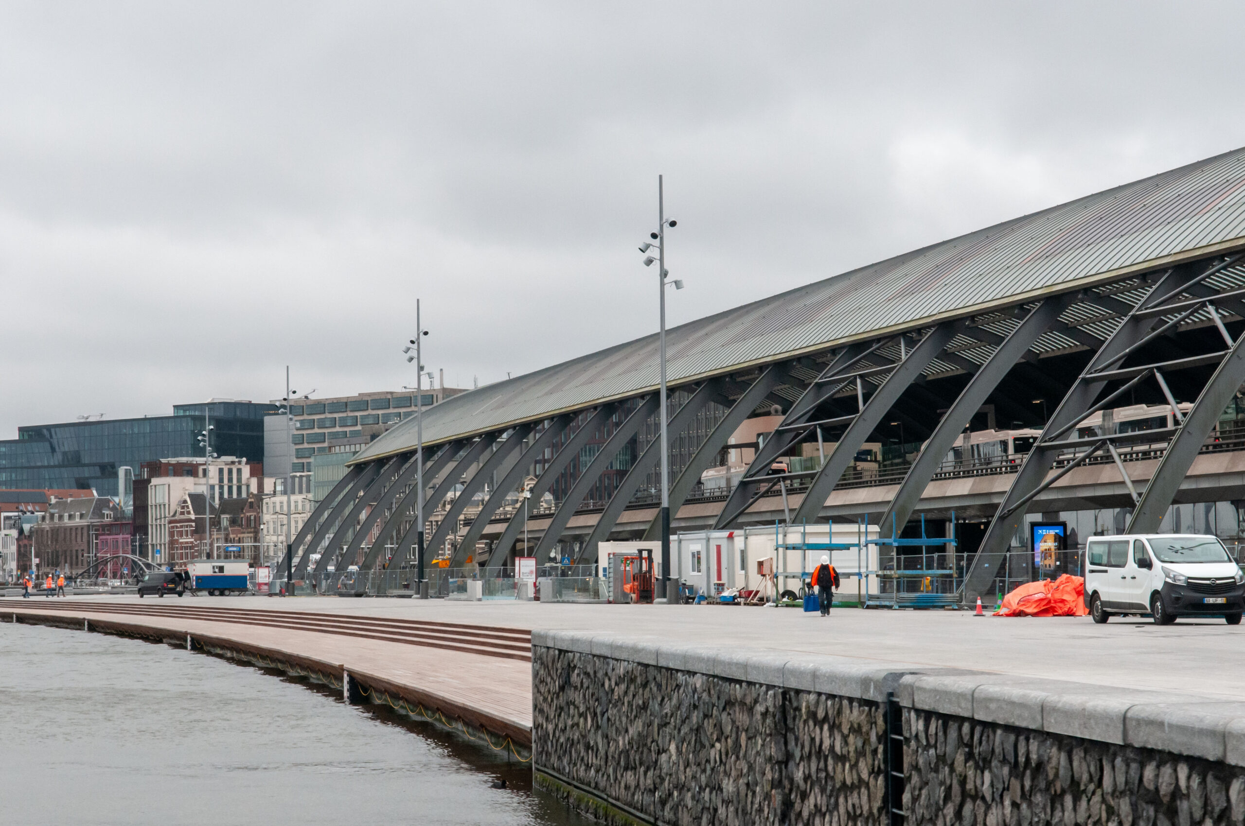 De wandelboulevard achter Amsterdam CS is eigenlijk een zwaar uitgevoerde aanvaarbeveiliging. Foto: Ronald Bakker
