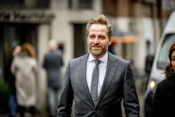 Hugo de Jonge wil het corporaties makkelijker maken grondposities te
