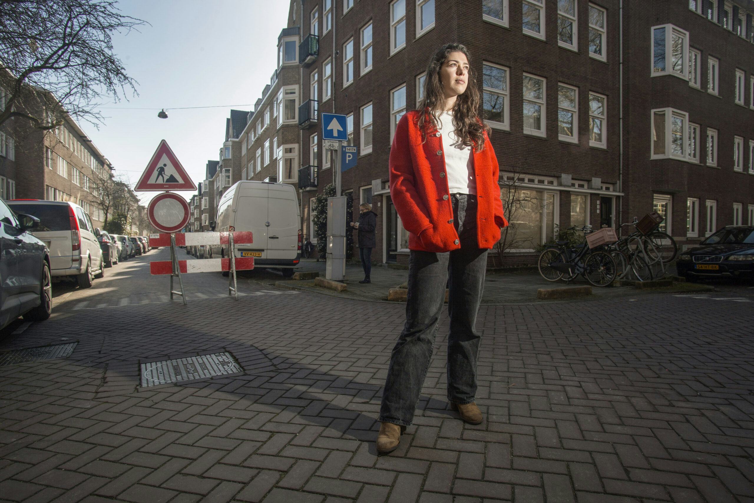 Meric Kessaf vlakbij haar woning in Amsterdam. Foto's: Eran Oppenheimer